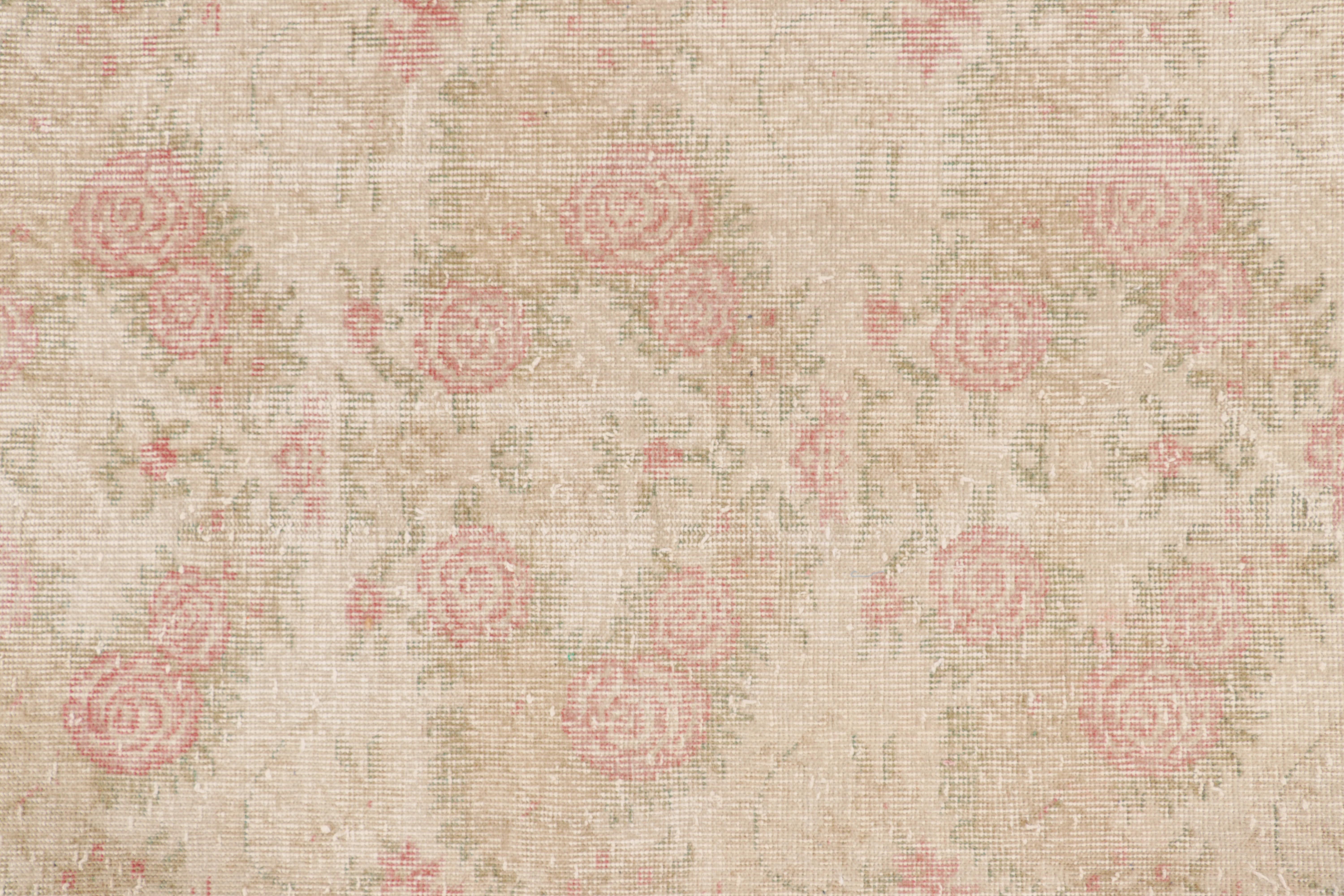 Alfombra vintage Zeki Müren beige con motivos florales rosas de Rug & Kilim Turco en venta