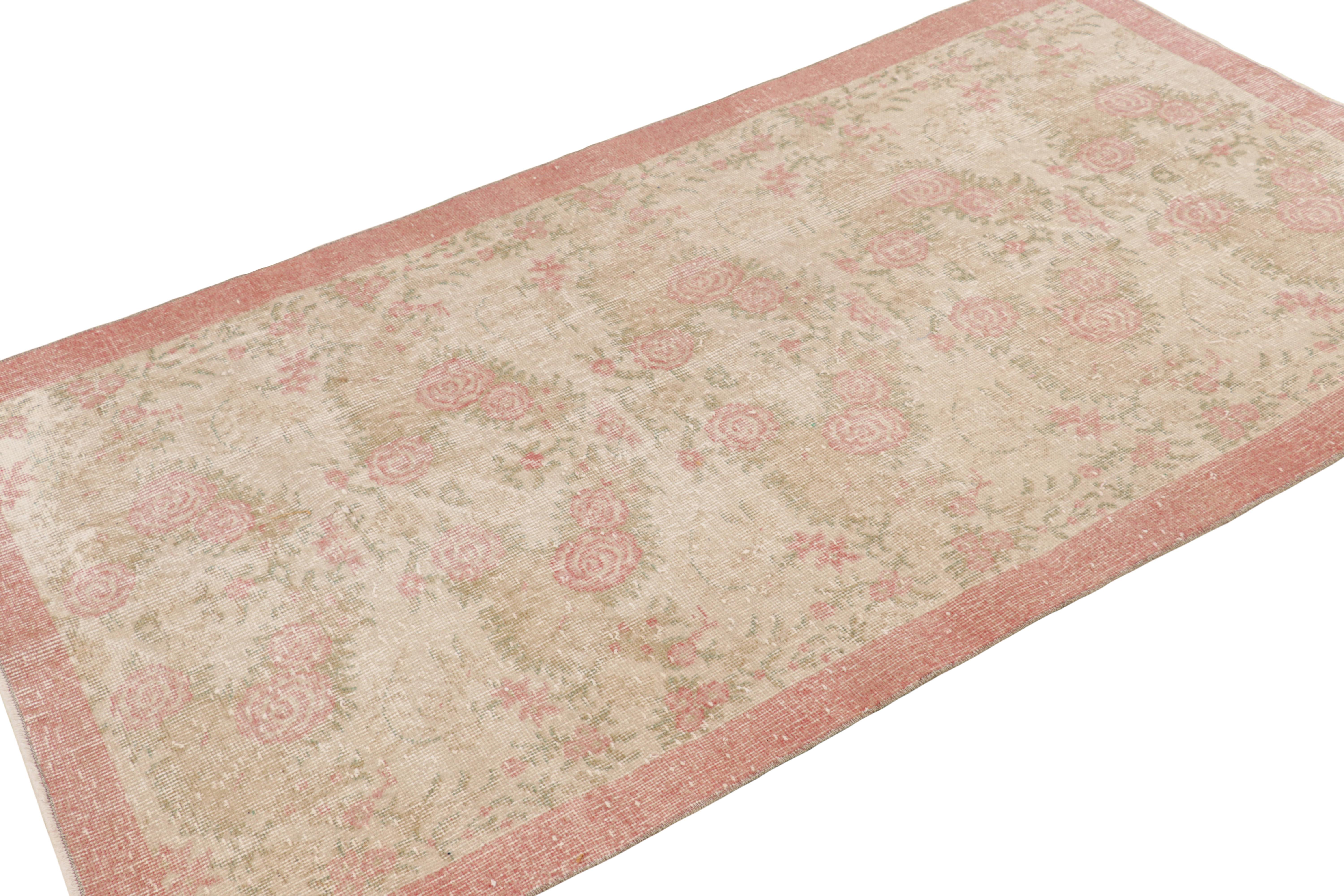 Alfombra vintage Zeki Müren beige con motivos florales rosas de Rug & Kilim Anudado a mano en venta