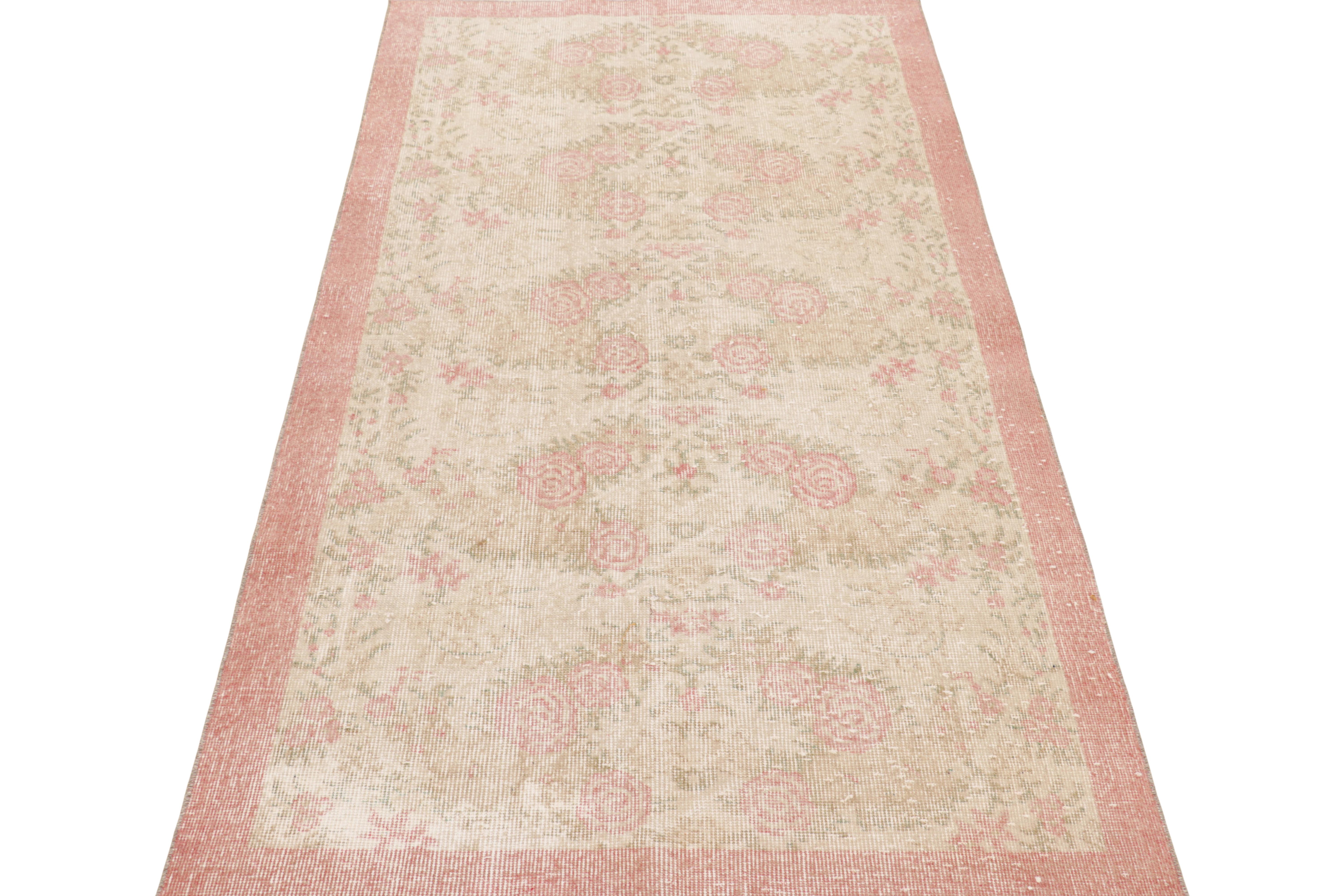 Alfombra vintage Zeki Müren beige con motivos florales rosas de Rug & Kilim en Bueno estado para la venta en Long Island City, NY
