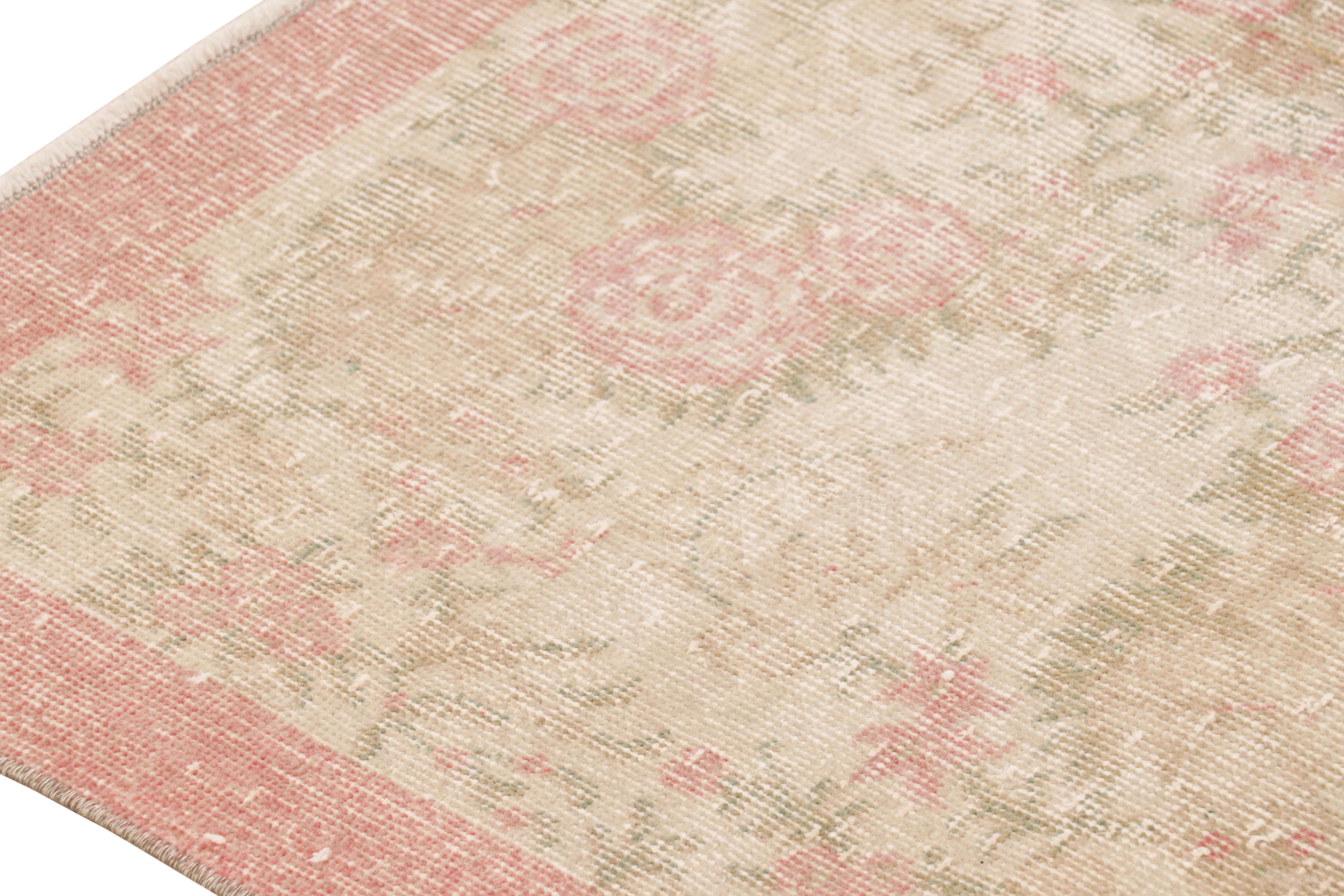 Alfombra vintage Zeki Müren beige con motivos florales rosas de Rug & Kilim mediados del siglo XX en venta