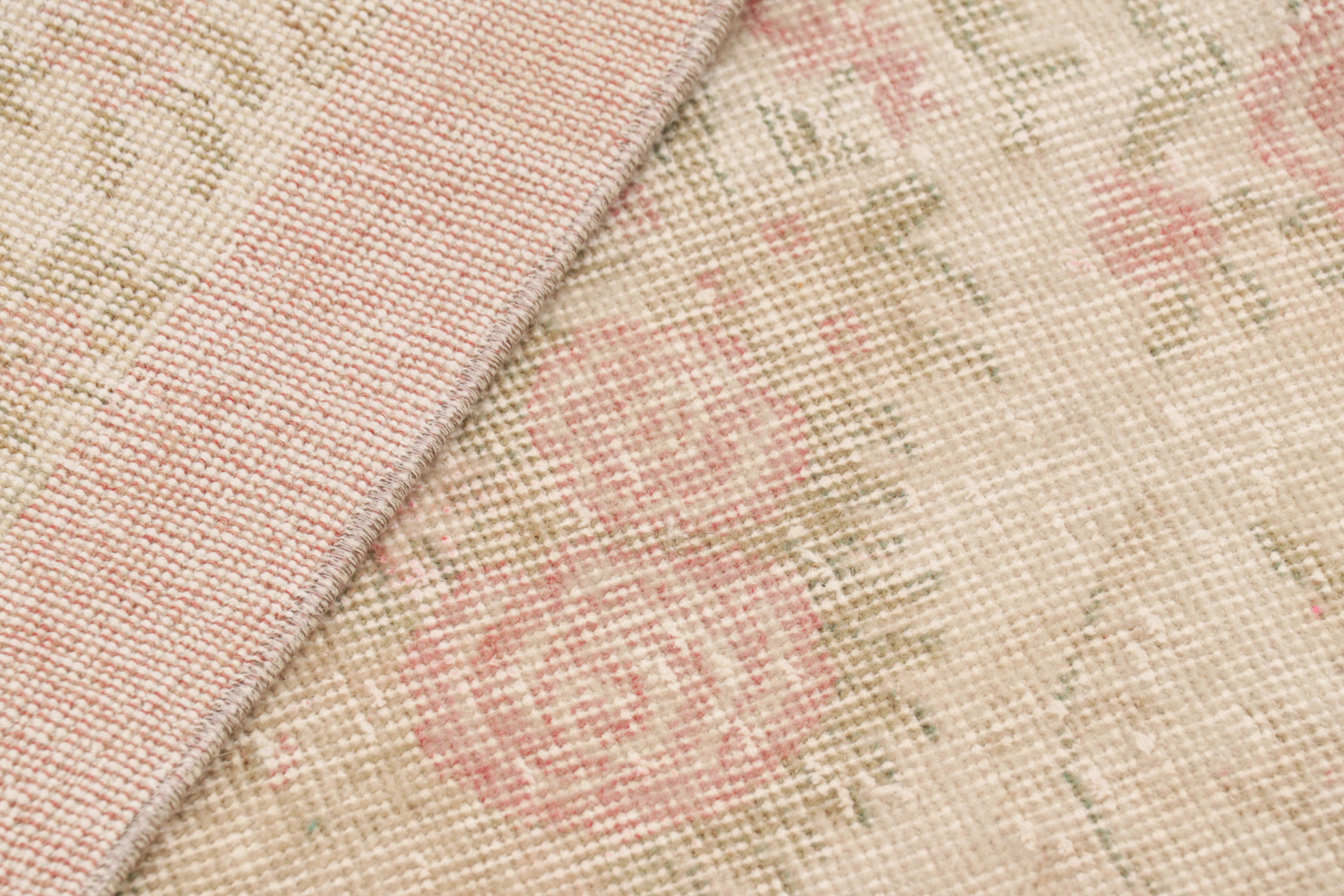 Alfombra vintage Zeki Müren beige con motivos florales rosas de Rug & Kilim Lana en venta