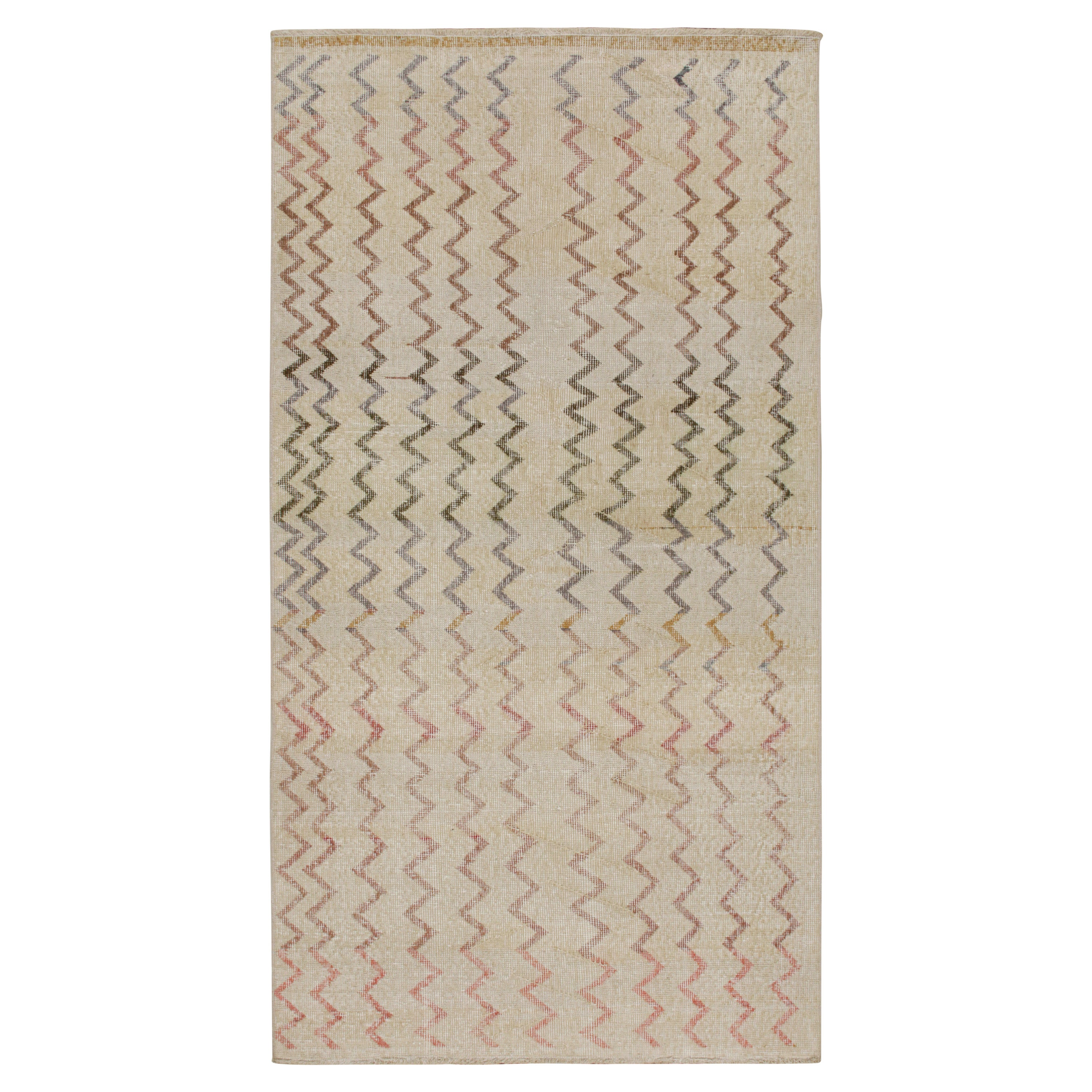 Vintage Zeki Müren Teppich in Beige mit polychromen Chevrons von Rug & Kilim