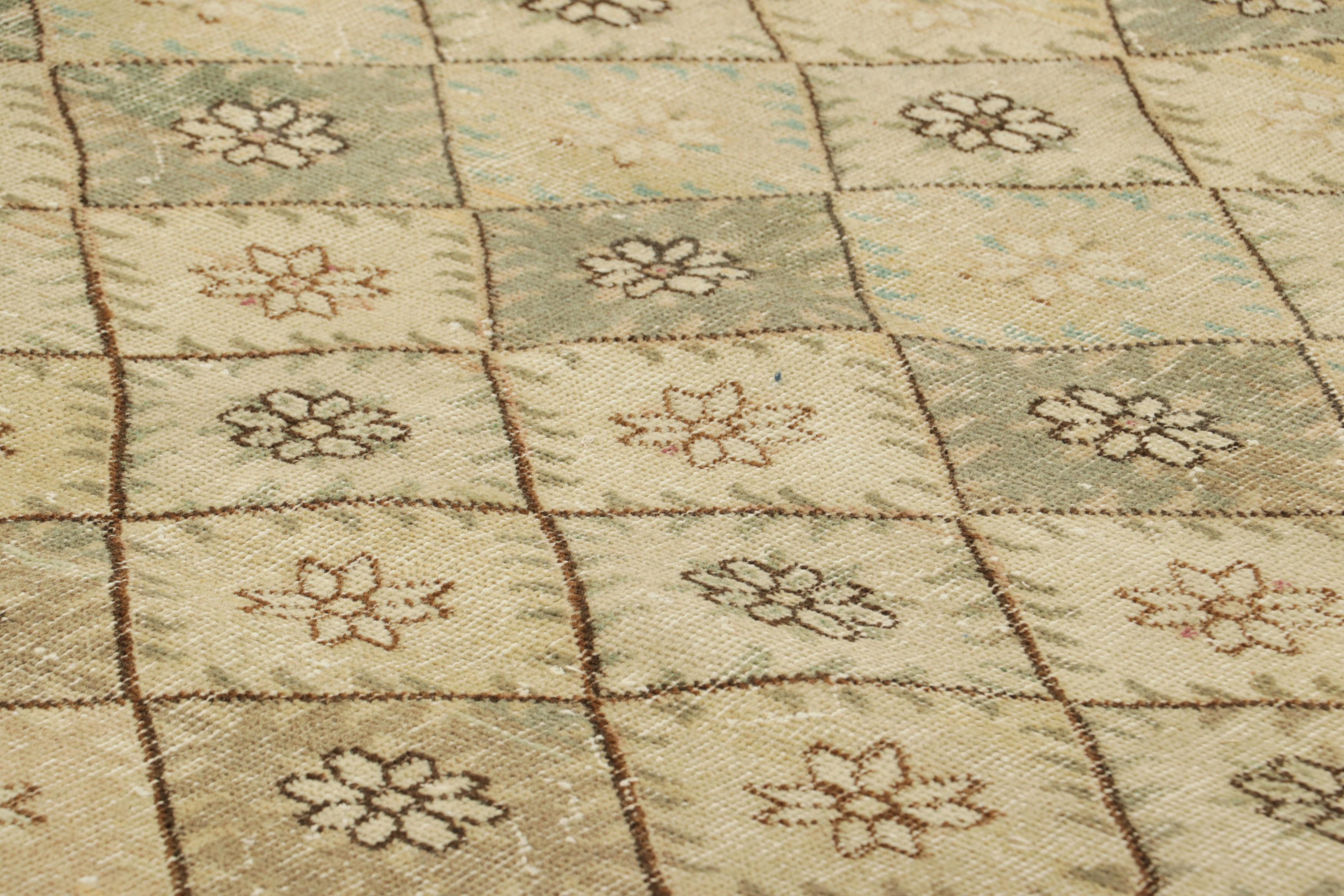 Realizzato in lana annodata a mano e proveniente dalla Turchia intorno al 1960-1970, questo tappeto vintage 6x9 è un nuovo pezzo della Mid-Century Pasha Collection di Rug & Kilim, una rara selezione che si ritiene provenga dall'artista e icona turca