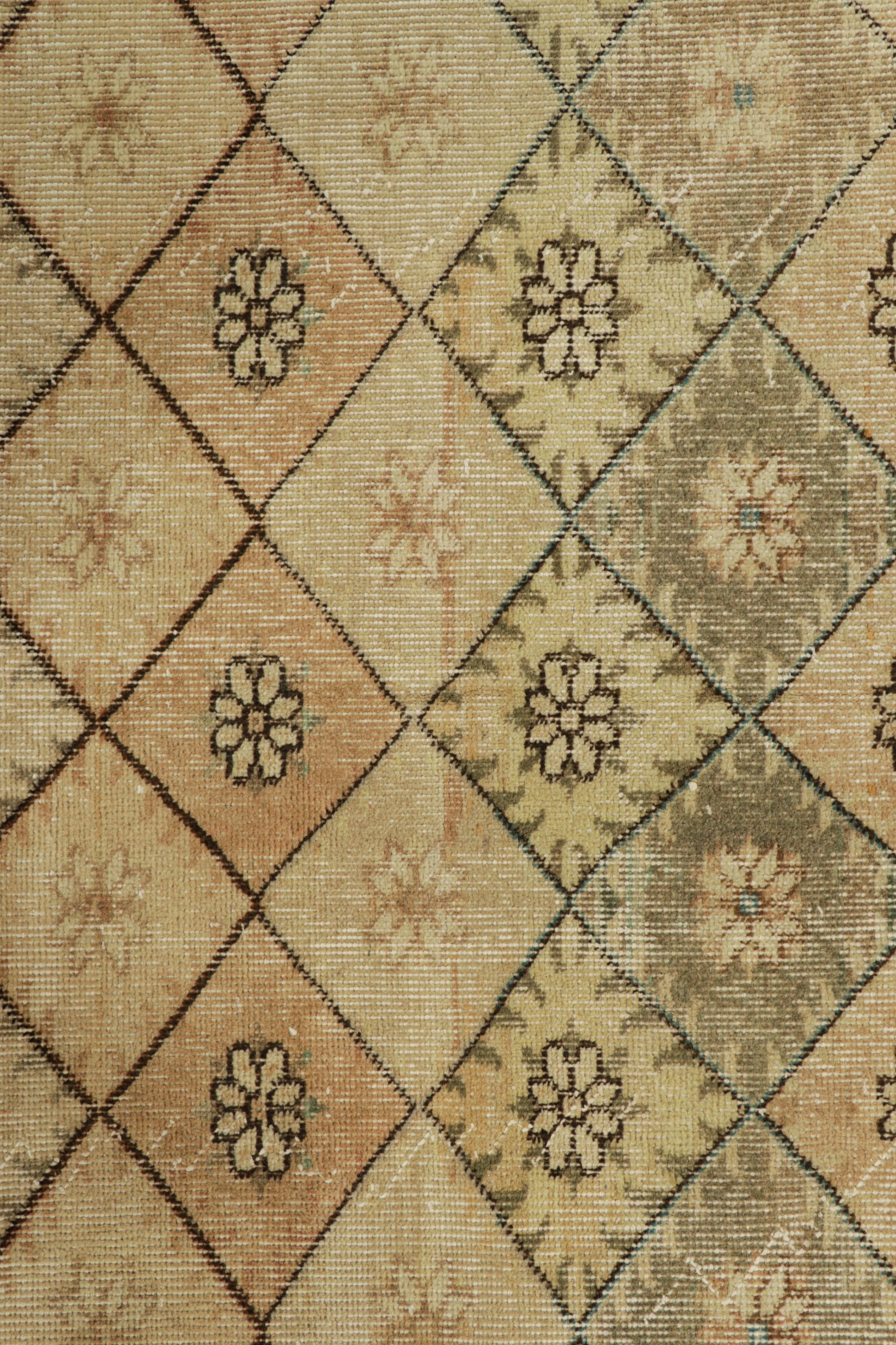 Turco Tappeto vintage Zeki Müren in beige con motivo a diamante policromatico  Rug & Kilim in vendita