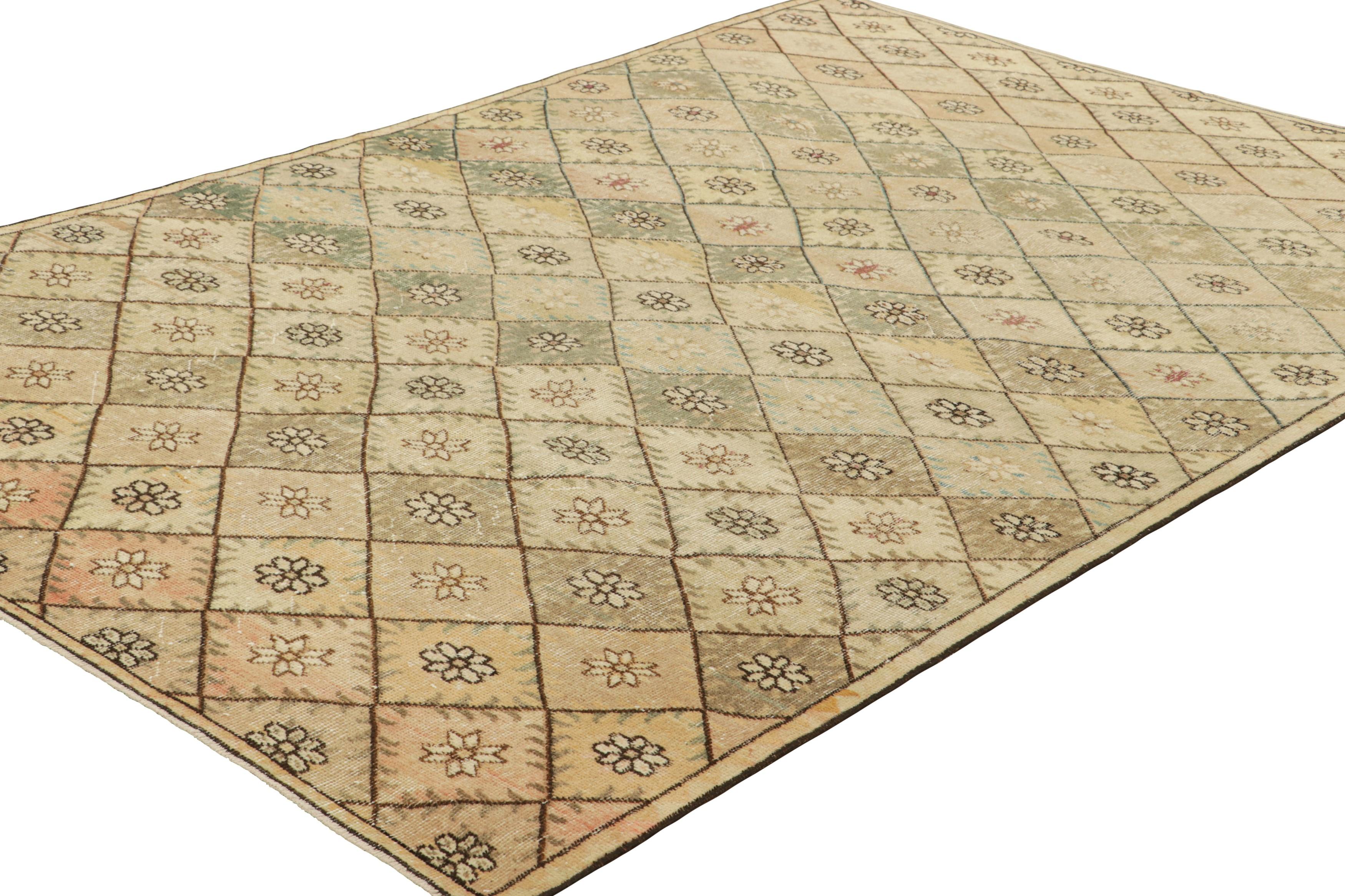 Annodato a mano Tappeto vintage Zeki Müren in beige con motivo a diamante policromatico  Rug & Kilim in vendita
