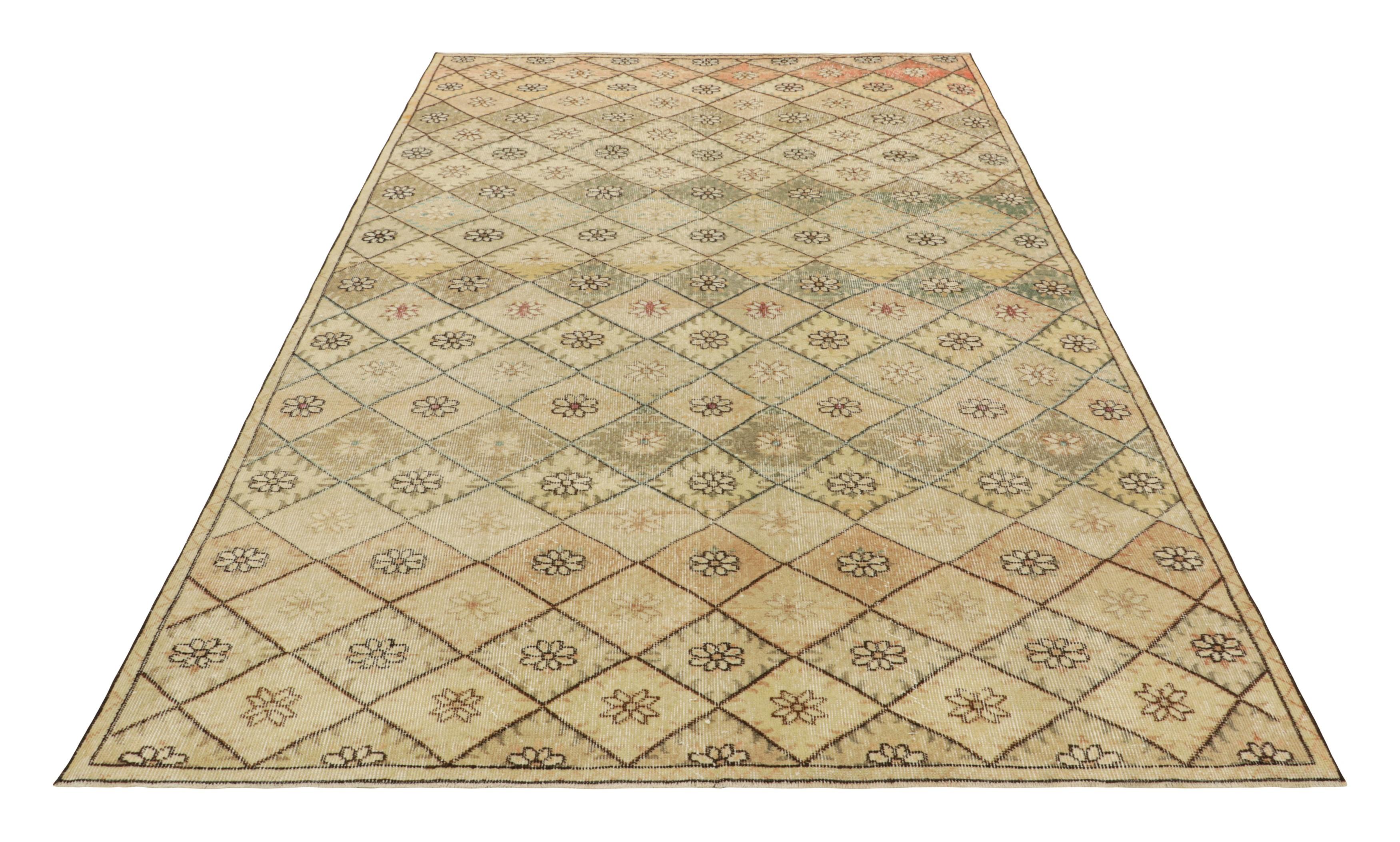 Tappeto vintage Zeki Müren in beige con motivo a diamante policromatico  Rug & Kilim In condizioni buone in vendita a Long Island City, NY