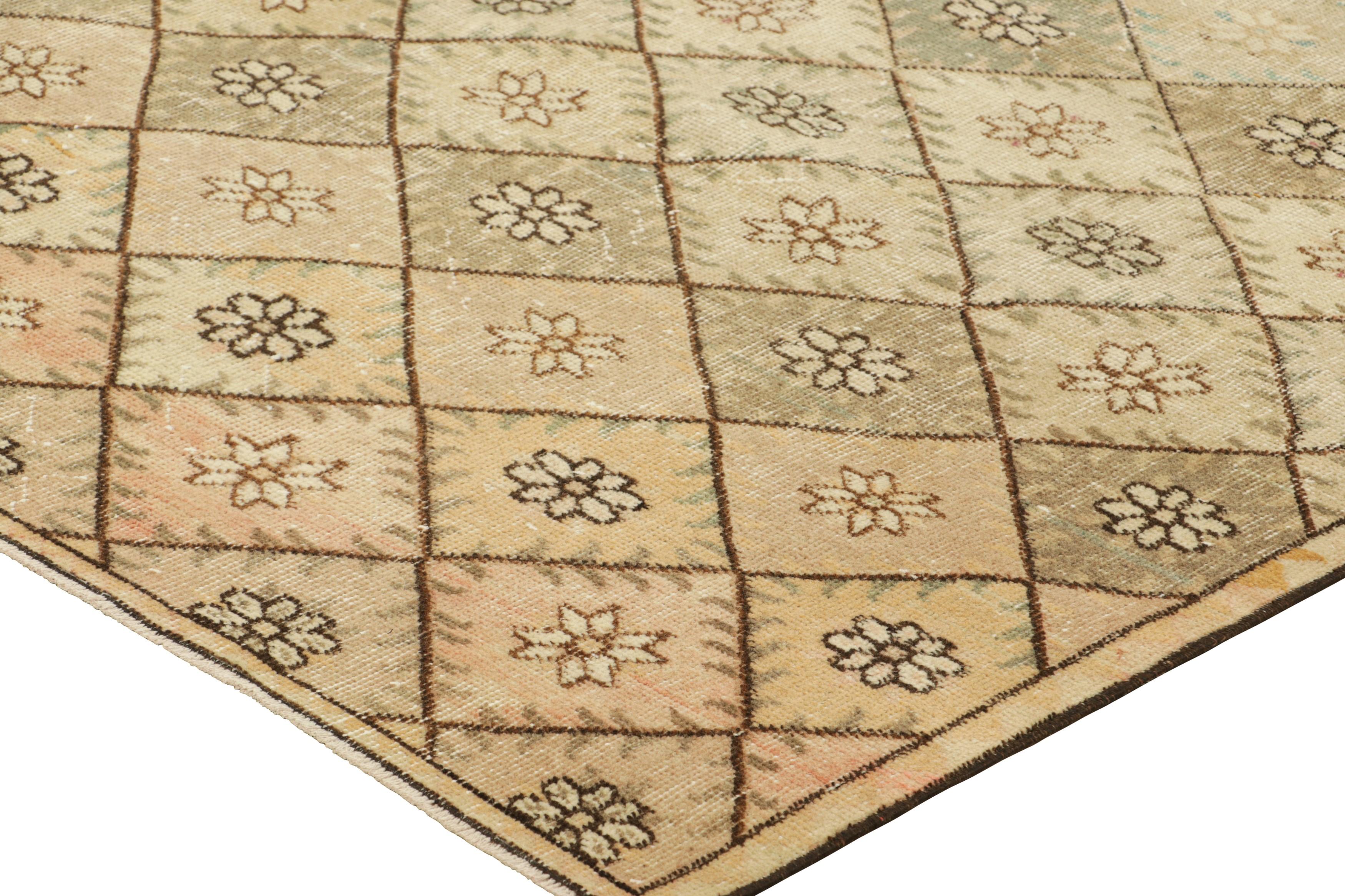 Metà XX secolo Tappeto vintage Zeki Müren in beige con motivo a diamante policromatico  Rug & Kilim in vendita