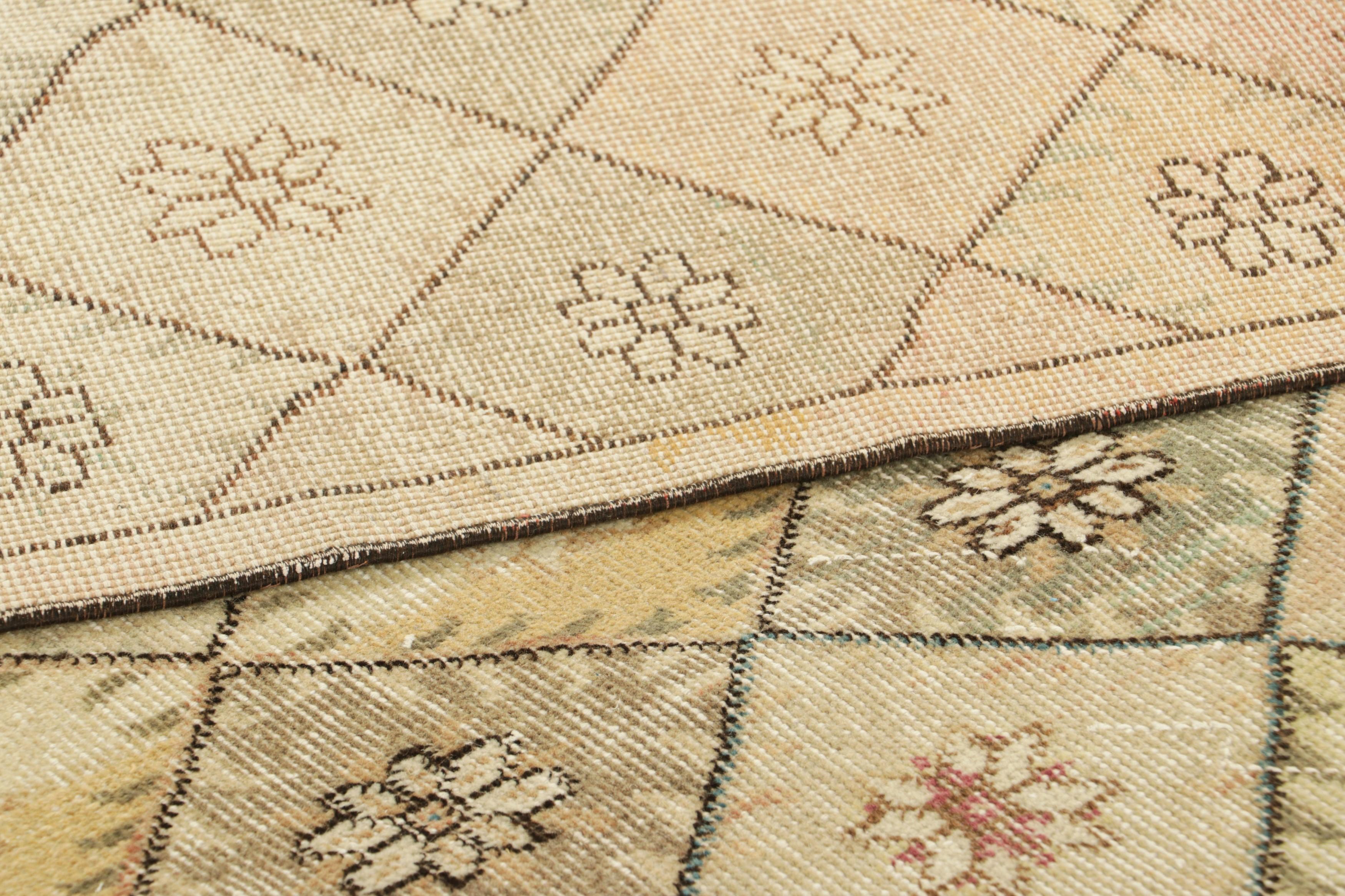 Lana Tappeto vintage Zeki Müren in beige con motivo a diamante policromatico  Rug & Kilim in vendita