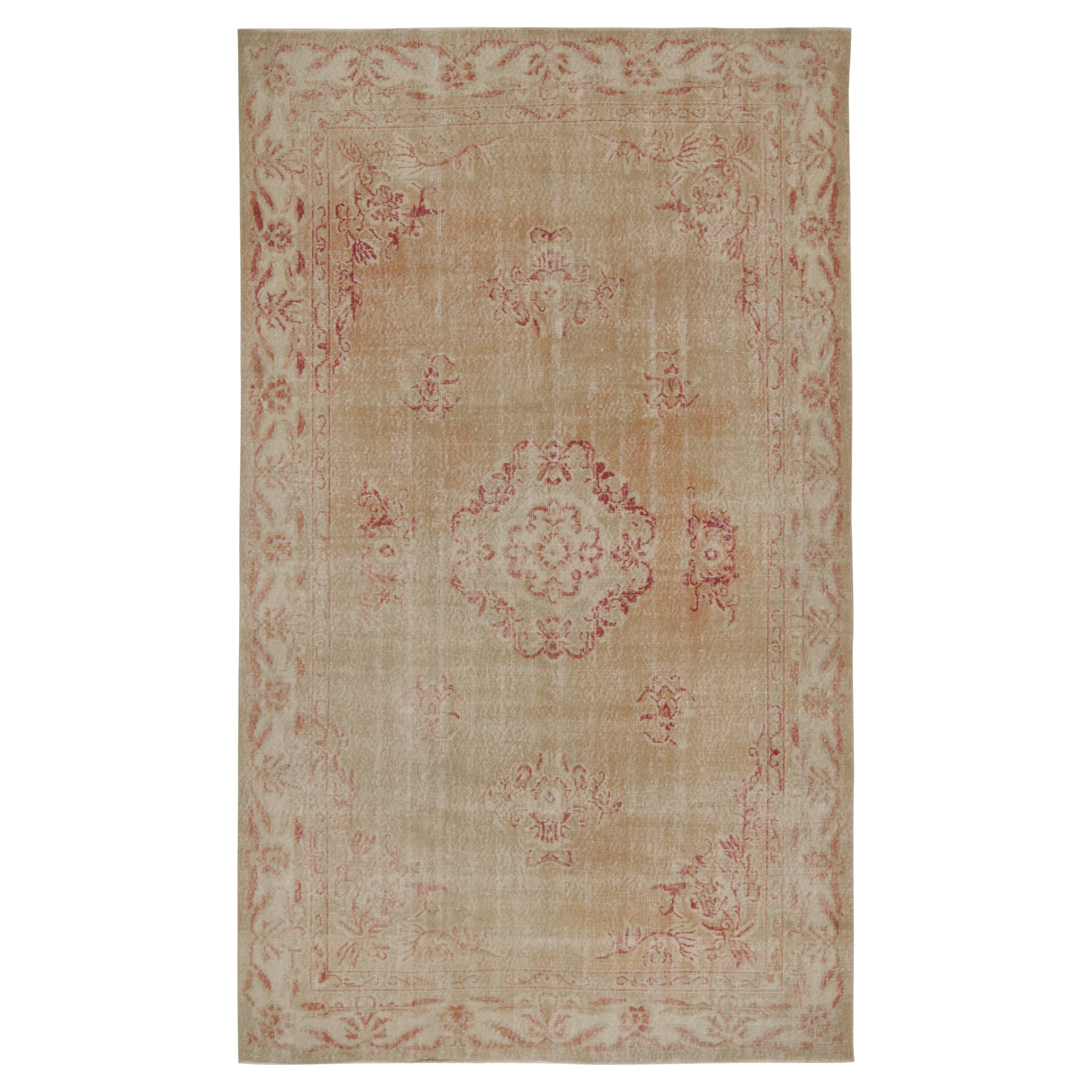 Zeki Müren Teppich in Beige mit rotem Blumenmedaillon-Muster von Rug & Kilim