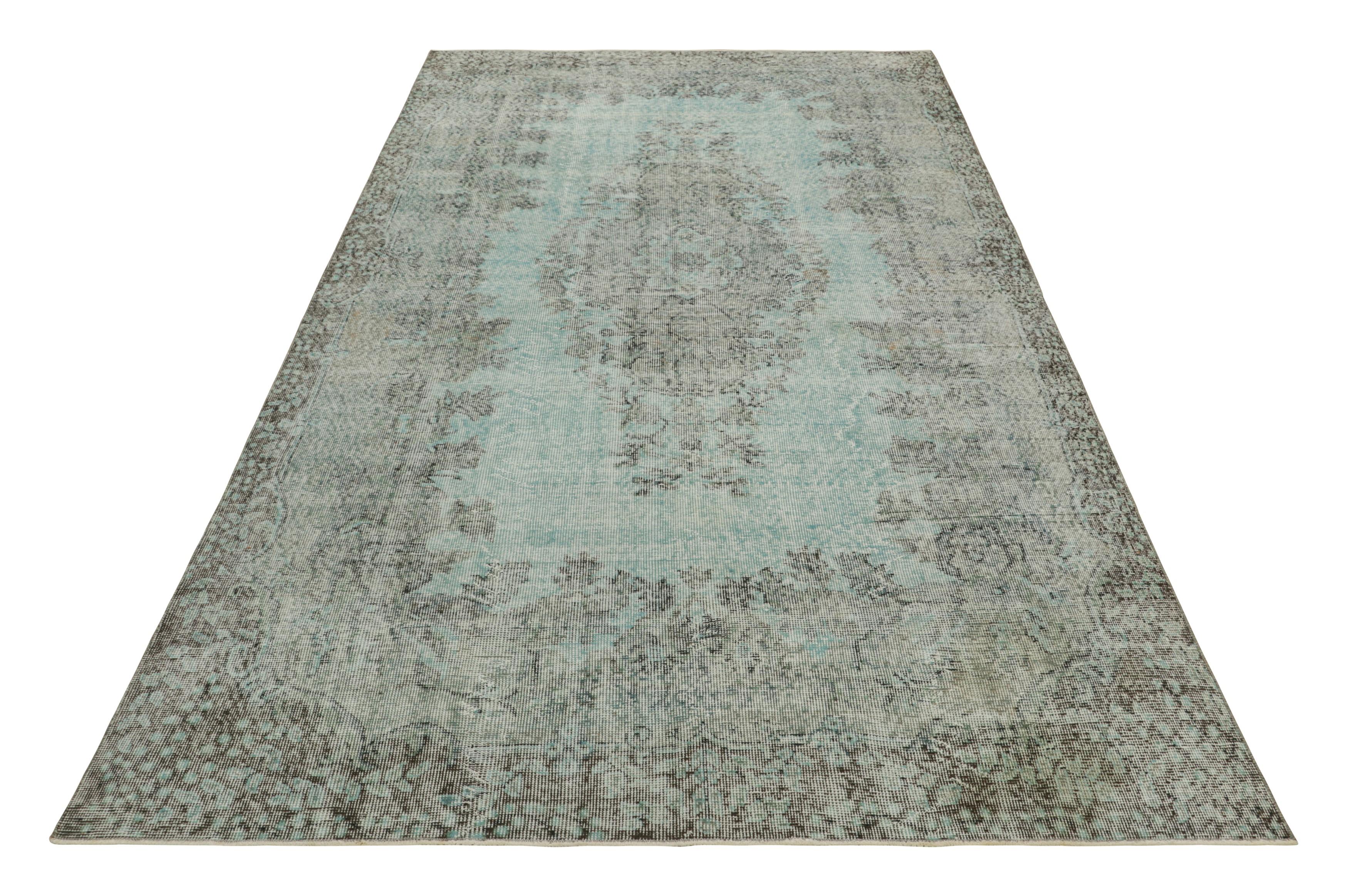 Vintage Zeki Müren Rug in Blue and Green with Floral Medallion  Rug & Kilim In Good Condition For Sale In Long Island City, NY