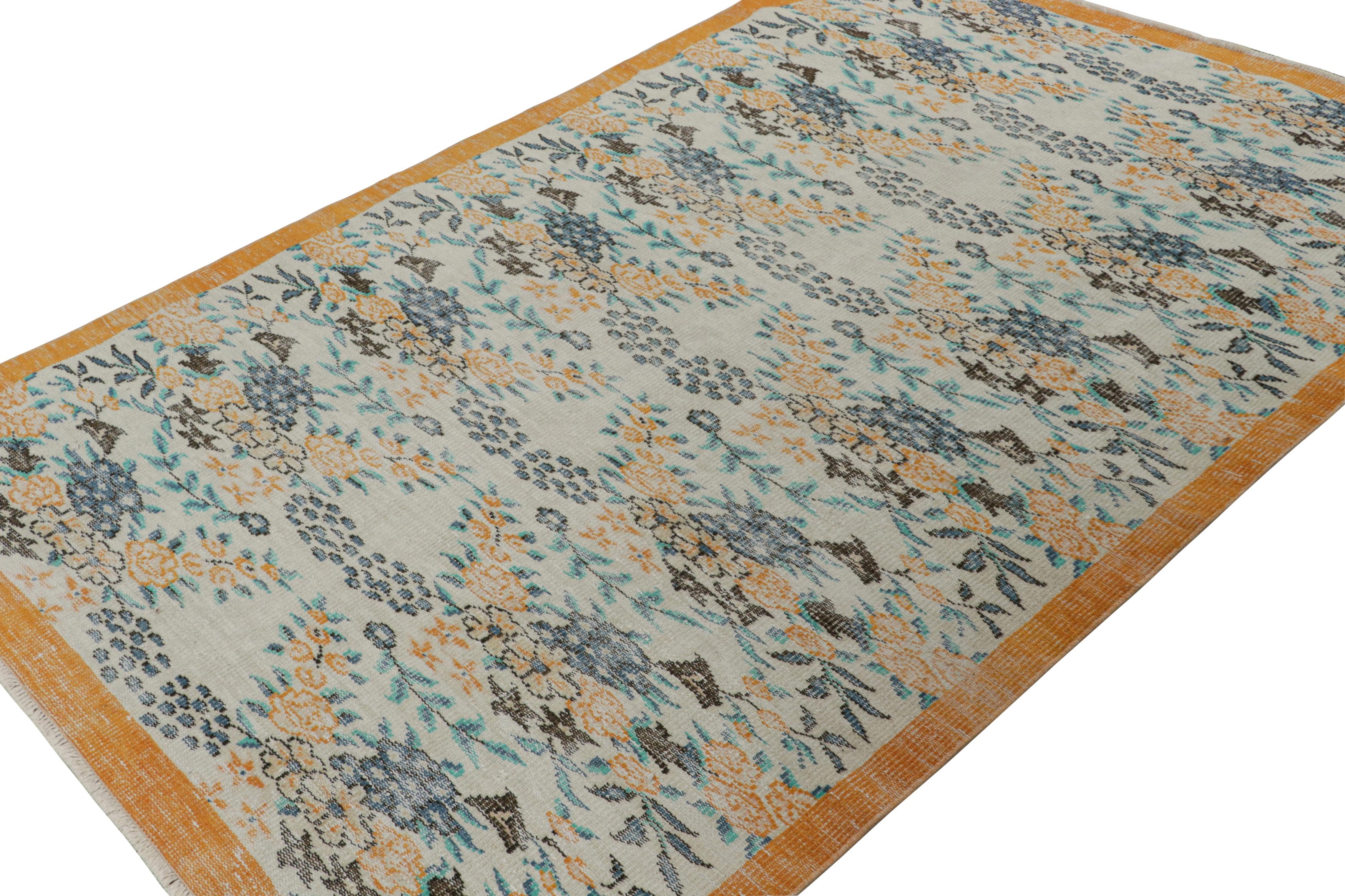 Hand-knotted in wool, circa 1960 - 1970, this 5x9 vintage Müren rug is an exciting new addition to Rug & Kilim Mid-century Pasha Collection. Its design is believed to be a rare work of mid-century atelier Zeki Müren. 

On the Design: 

Featuring a