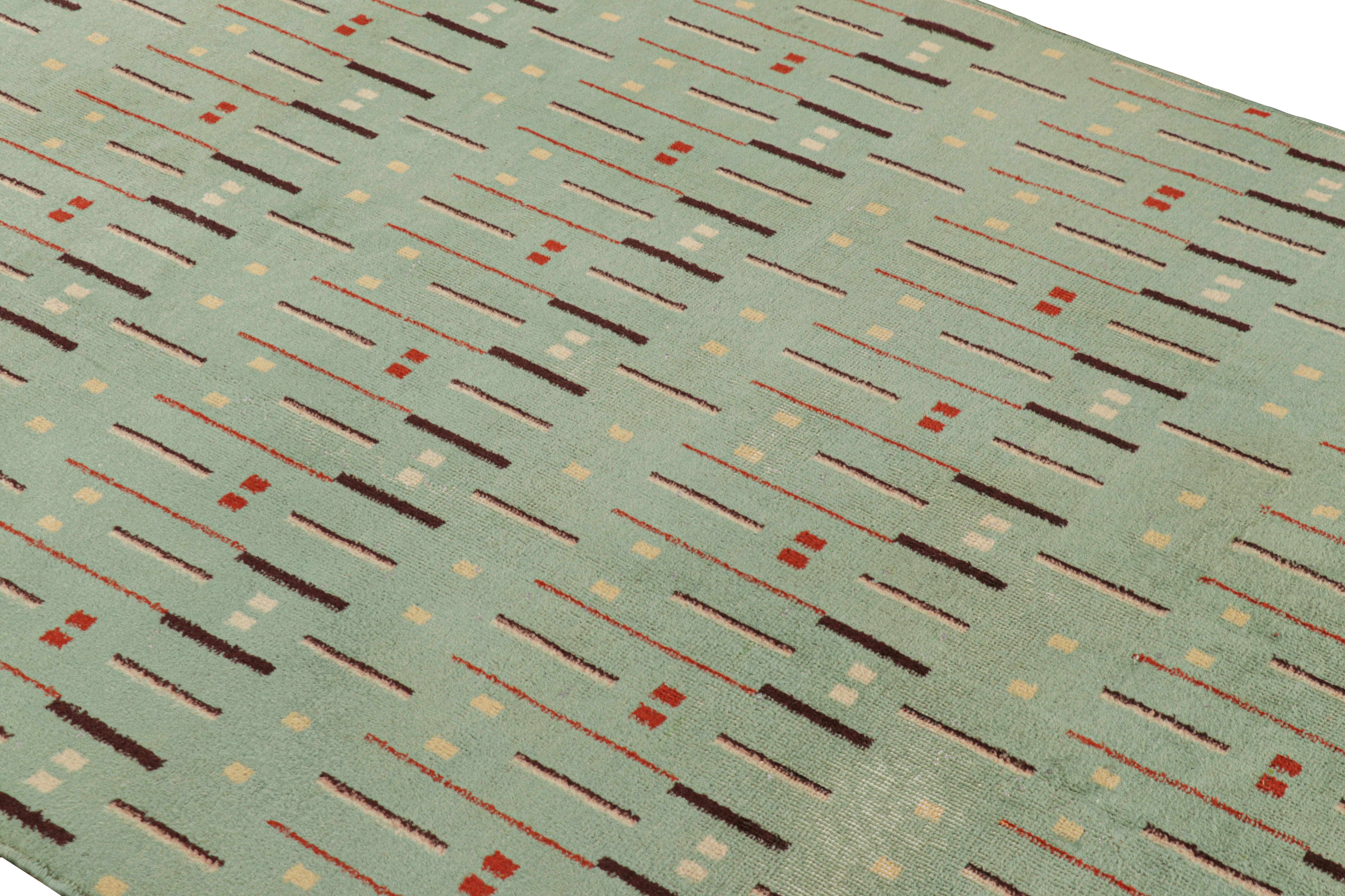 Dieser handgeknüpfte Wollteppich aus der Türkei (ca. 1960-1970) im Format 5x8 von Zeki Müren ist eine einzigartige Ergänzung der Rug & Kilim Collection'S. Er zeichnet sich durch eine breite Palette an Farben und geometrischen Mustern auf dem Feld