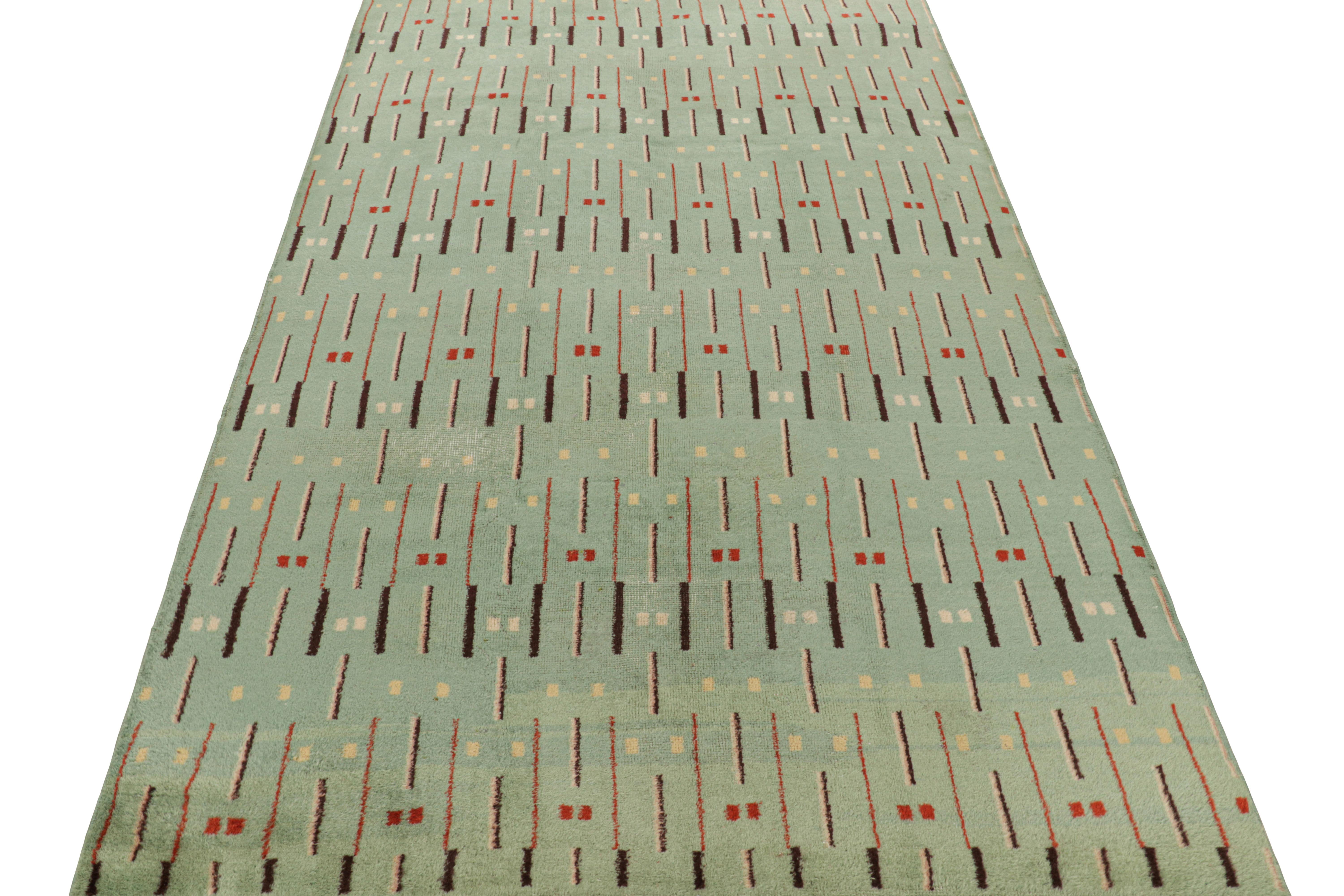 Vintage Zeki Müren Teppich in Celadon mit geometrischen Mustern, von Rug & Kilim im Zustand „Gut“ im Angebot in Long Island City, NY