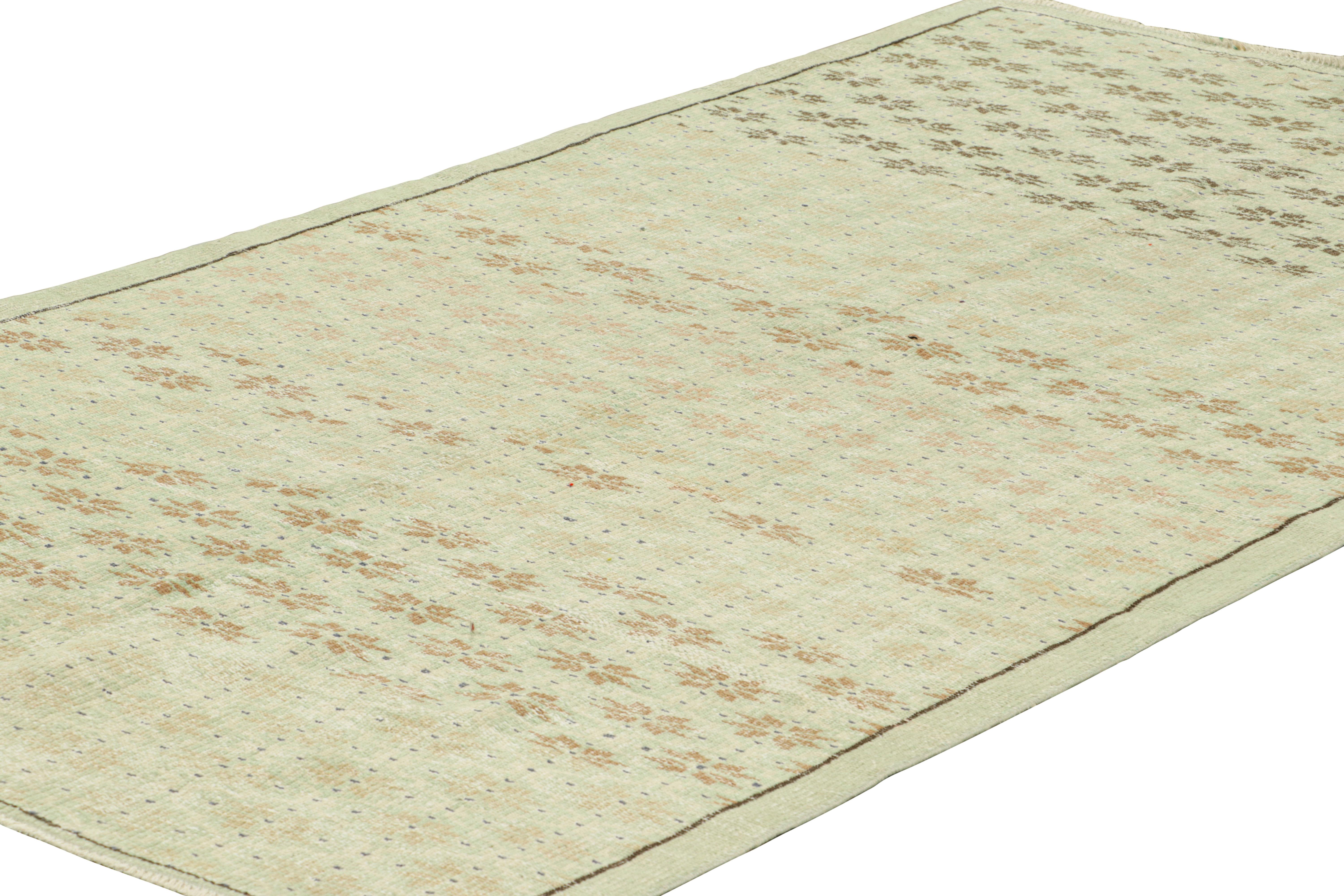 Zeki Müren Teppich in Blau mit braun-beigen Mustern, von Rug & Kilim (Handgeknüpft) im Angebot