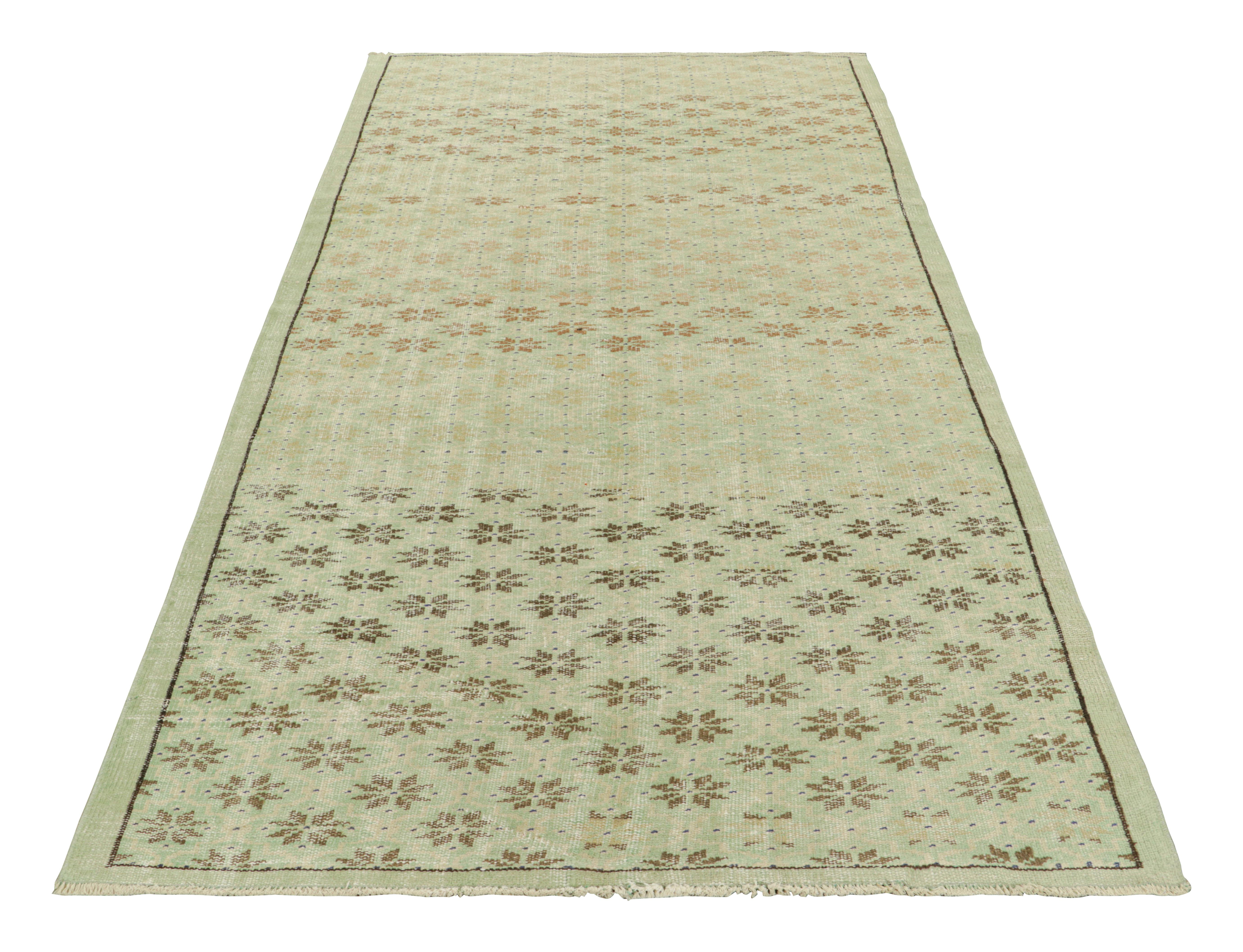 Zeki Müren Teppich in Blau mit braun-beigen Mustern, von Rug & Kilim im Zustand „Gut“ im Angebot in Long Island City, NY