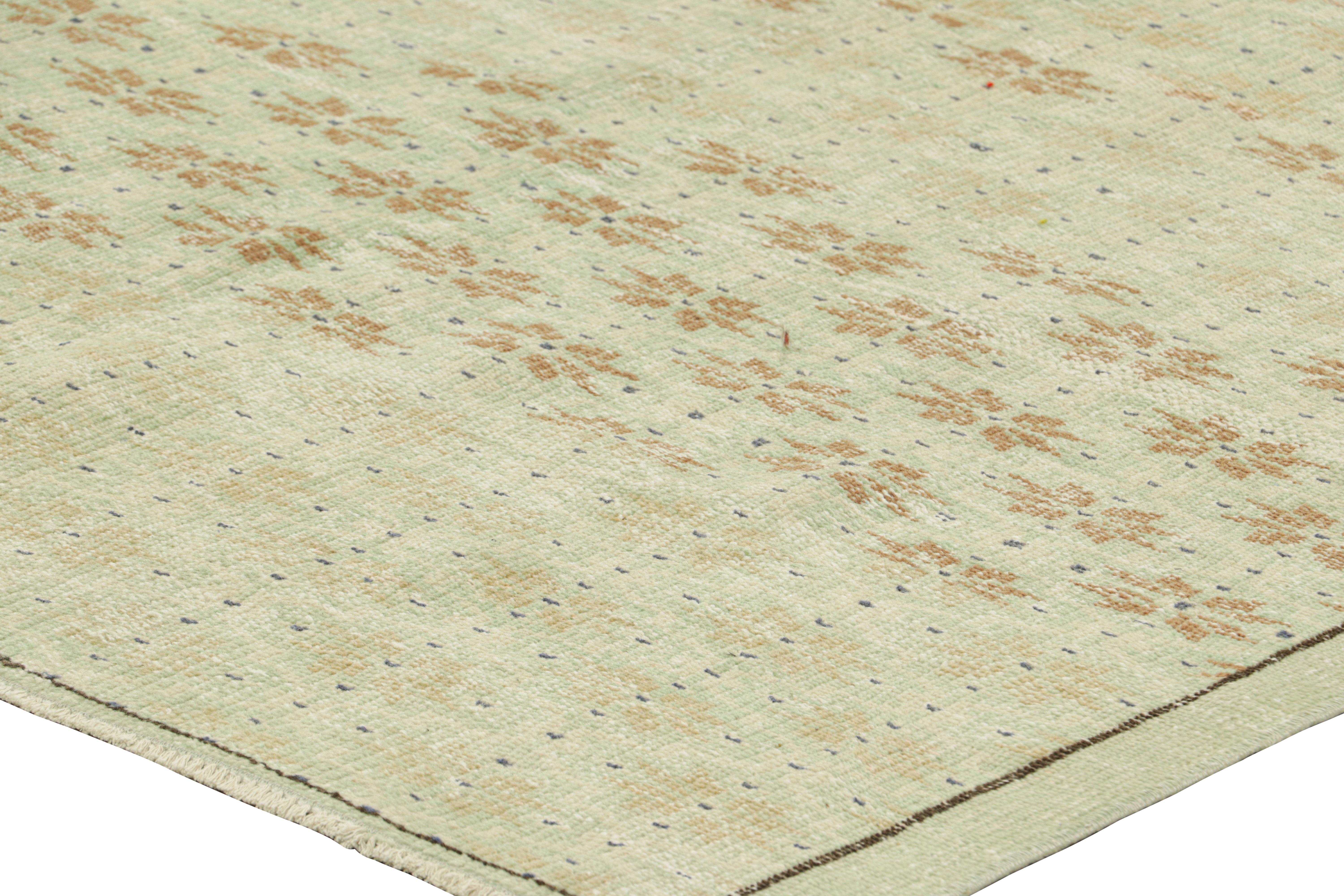 Zeki Müren Teppich in Blau mit braun-beigen Mustern, von Rug & Kilim (Mitte des 20. Jahrhunderts) im Angebot