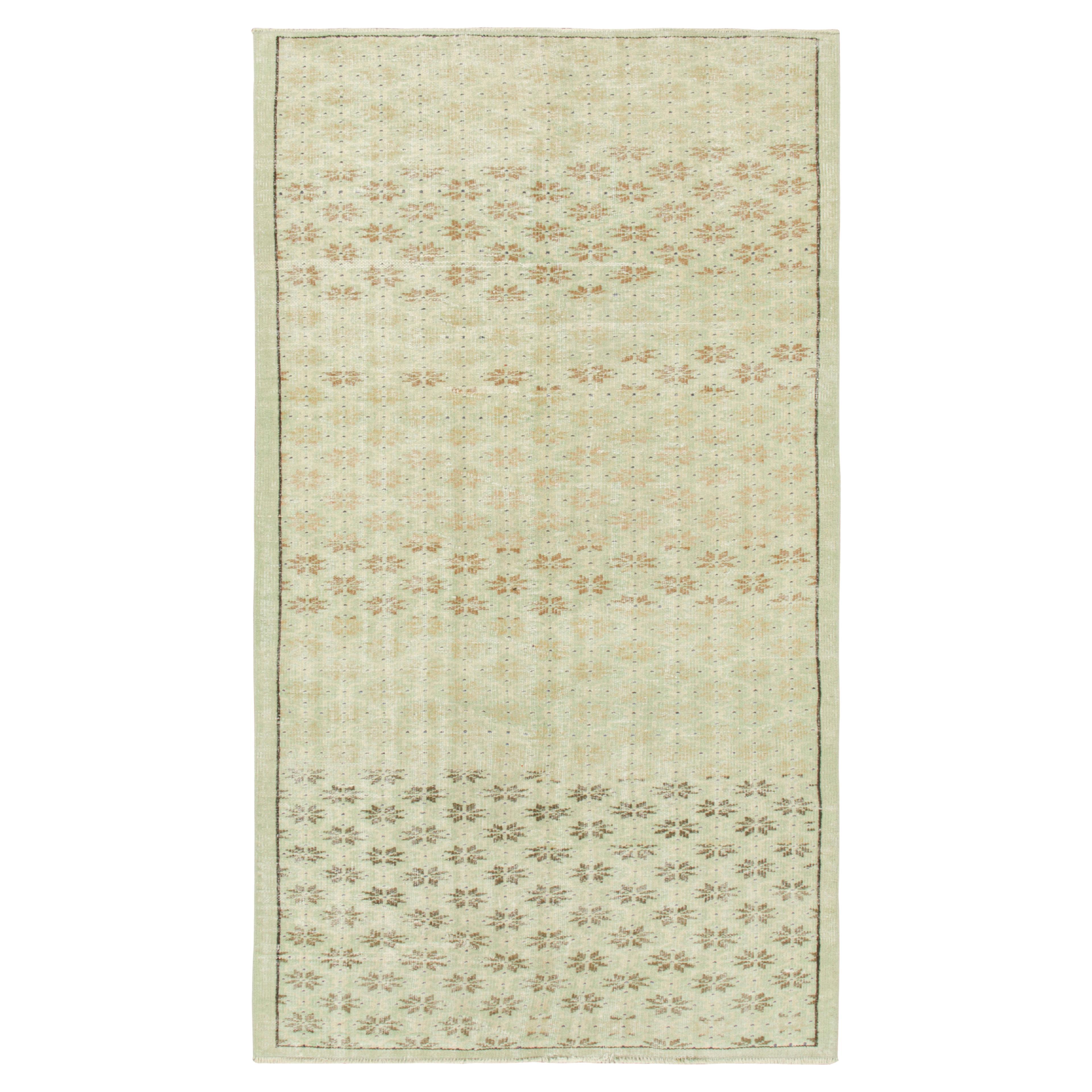 Zeki Müren Teppich in Blau mit braun-beigen Mustern, von Rug & Kilim