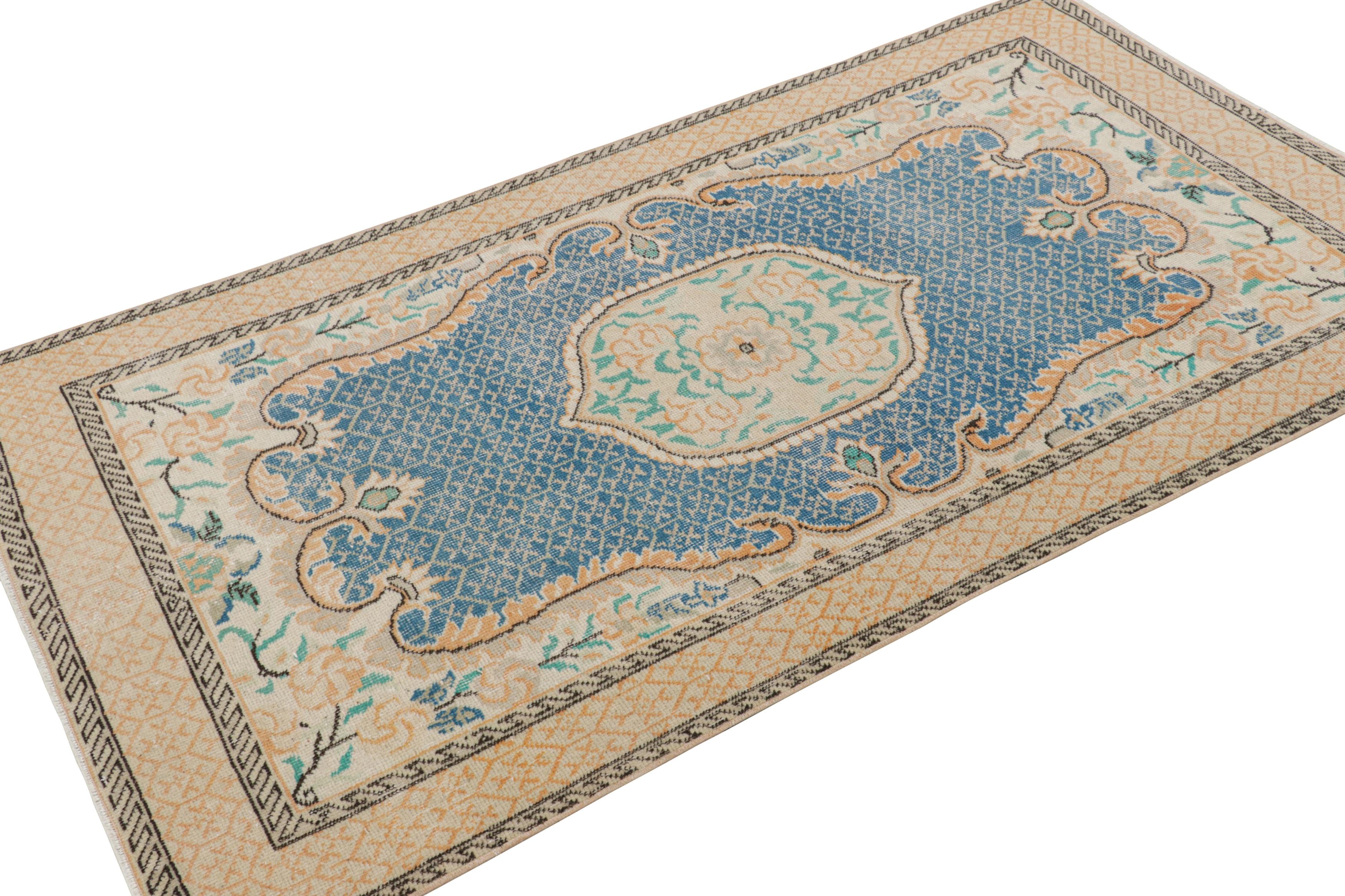 Vintage Zeki Müren Teppich in Blau mit buntem Blumenmedaillon, von Rug & Kilim (Handgeknüpft) im Angebot