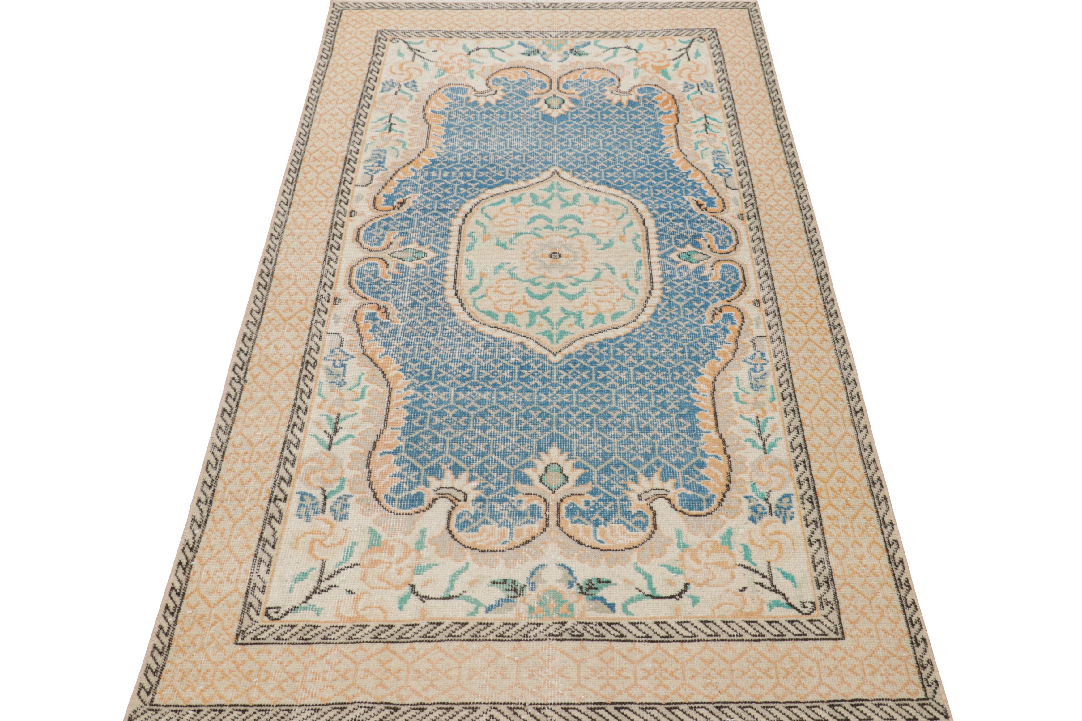 Vintage Zeki Müren Teppich in Blau mit buntem Blumenmedaillon, von Rug & Kilim im Zustand „Gut“ im Angebot in Long Island City, NY