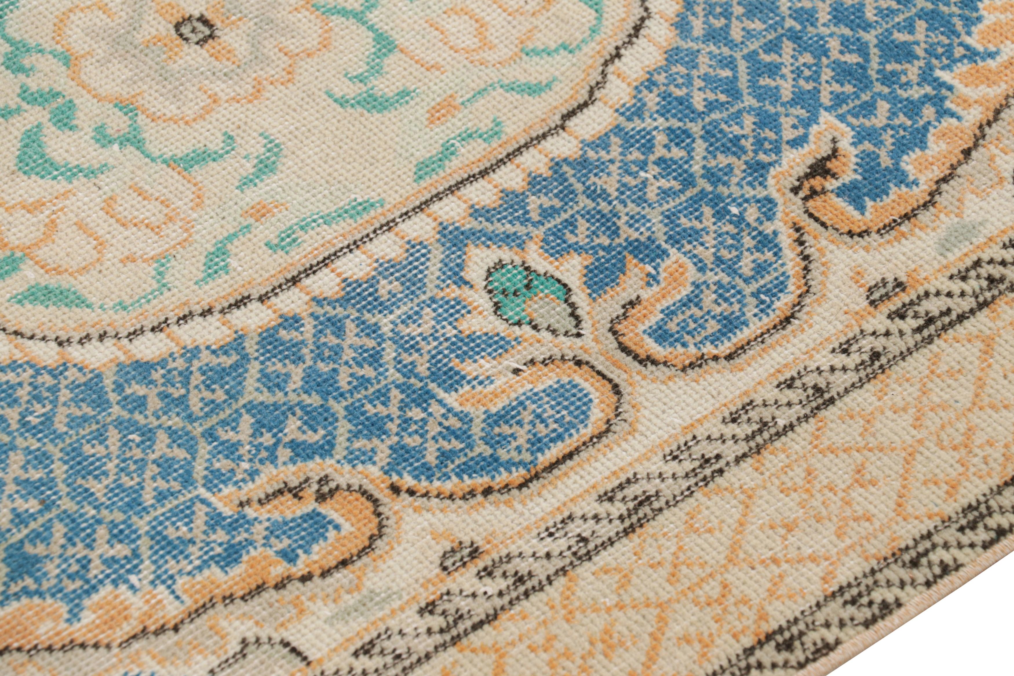 Vintage Zeki Müren Teppich in Blau mit buntem Blumenmedaillon, von Rug & Kilim (Mitte des 20. Jahrhunderts) im Angebot