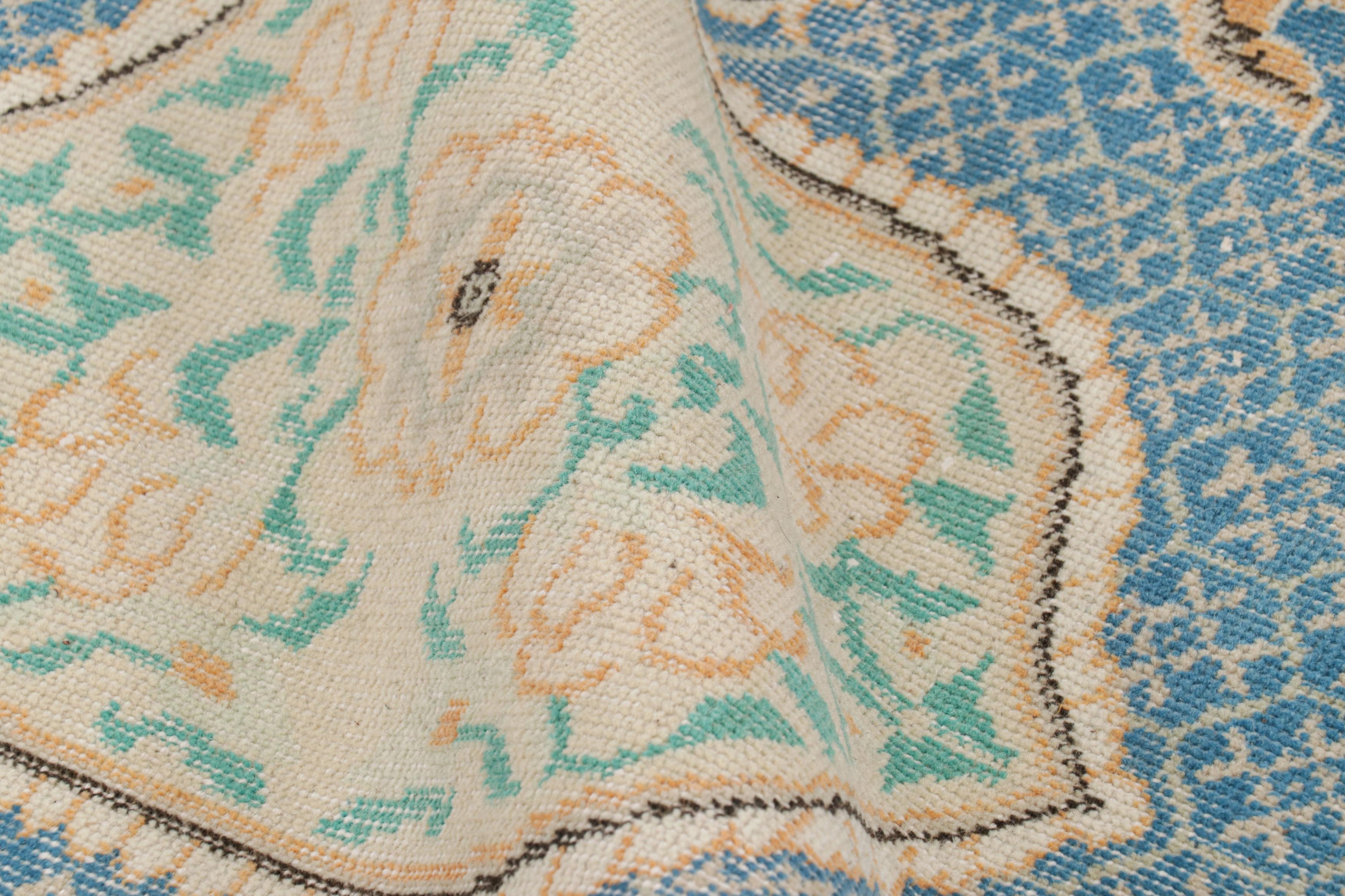 Vintage Zeki Müren Teppich in Blau mit buntem Blumenmedaillon, von Rug & Kilim (Wolle) im Angebot