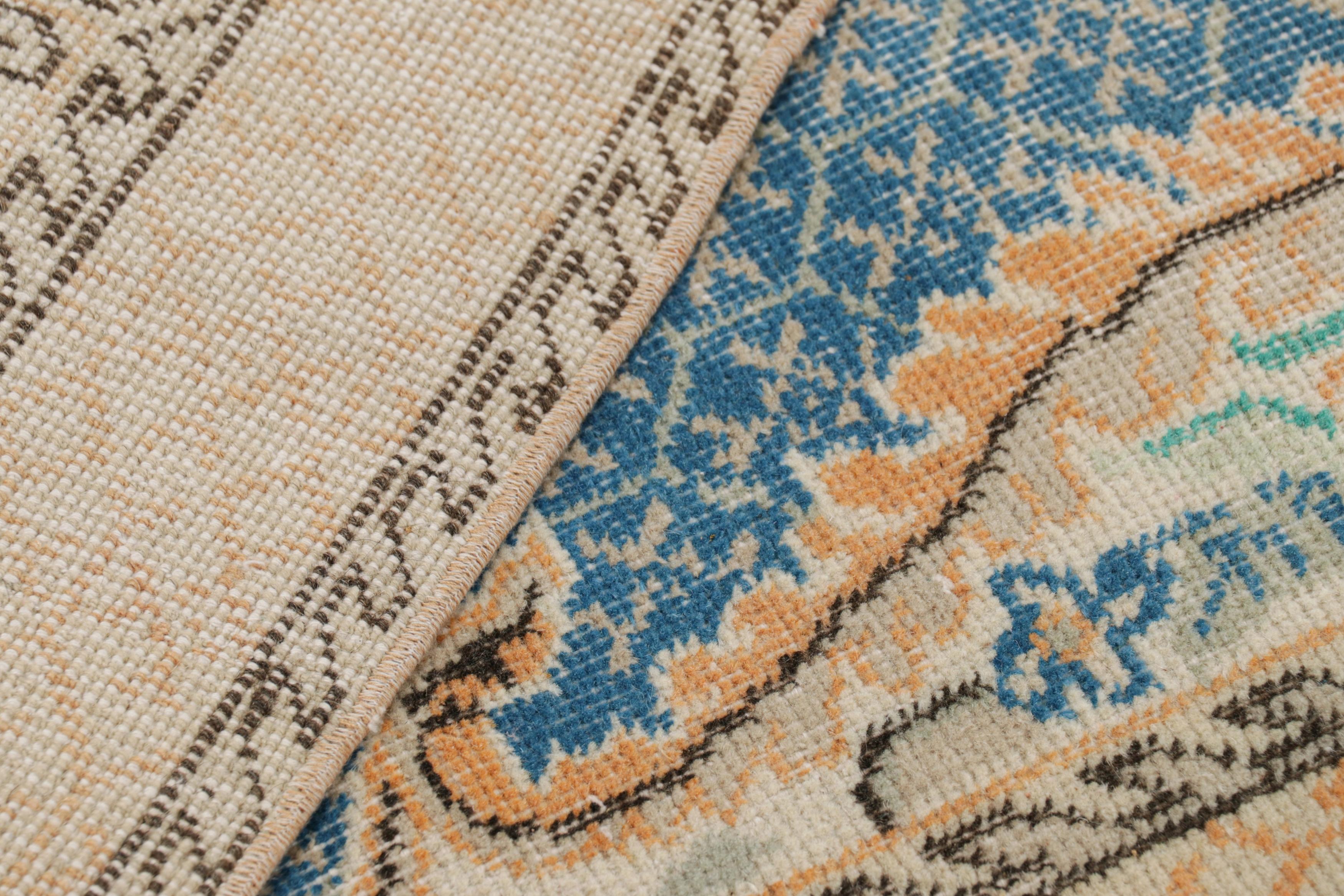 Vintage Zeki Müren Teppich in Blau mit buntem Blumenmedaillon, von Rug & Kilim im Angebot 1