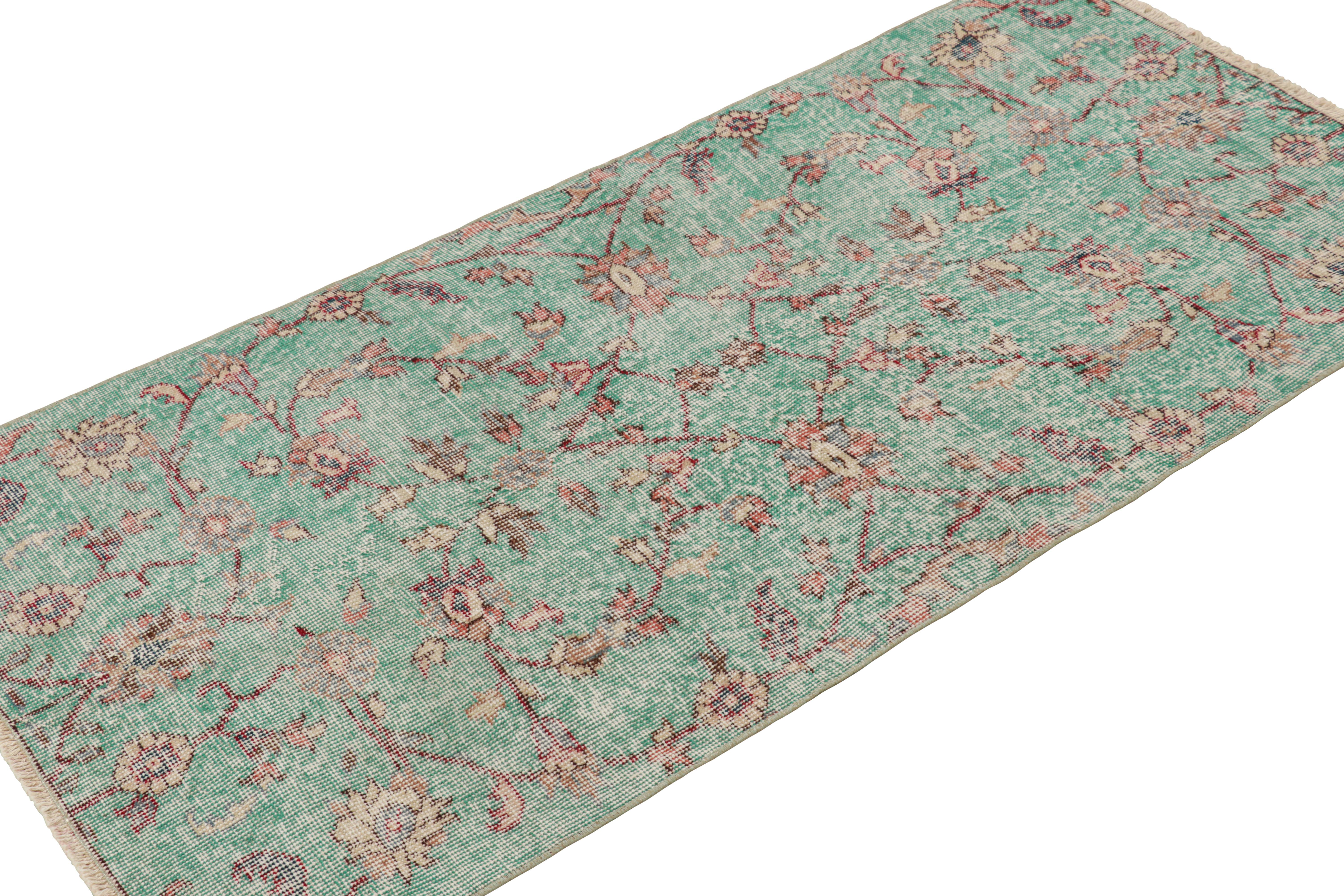 Vintage Zeki Müren Teppich in Blau, mit bunten Blumenmustern von Rug & Kilim (Handgeknüpft) im Angebot