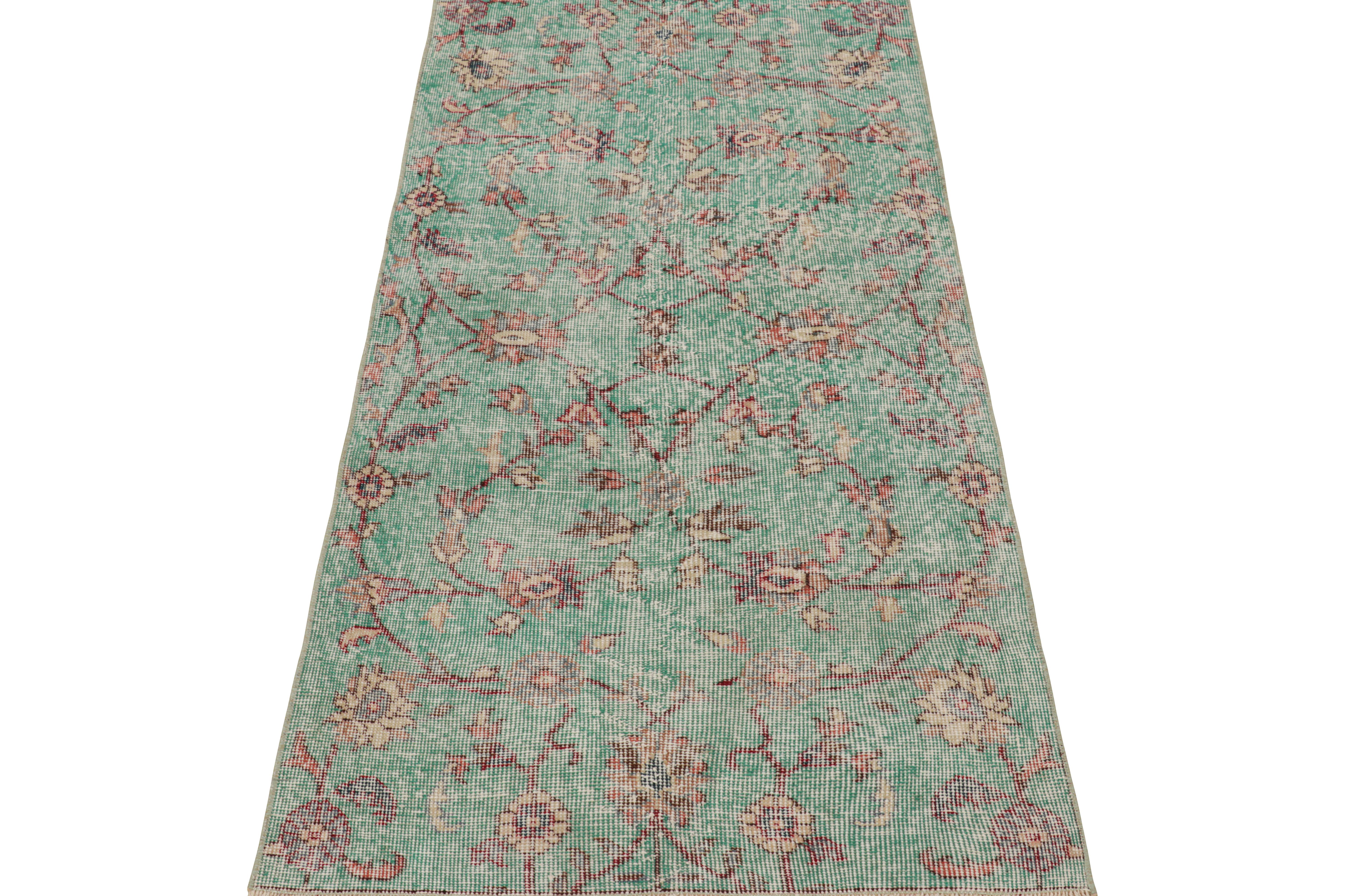 Vintage Zeki Müren Teppich in Blau, mit bunten Blumenmustern von Rug & Kilim im Zustand „Gut“ im Angebot in Long Island City, NY