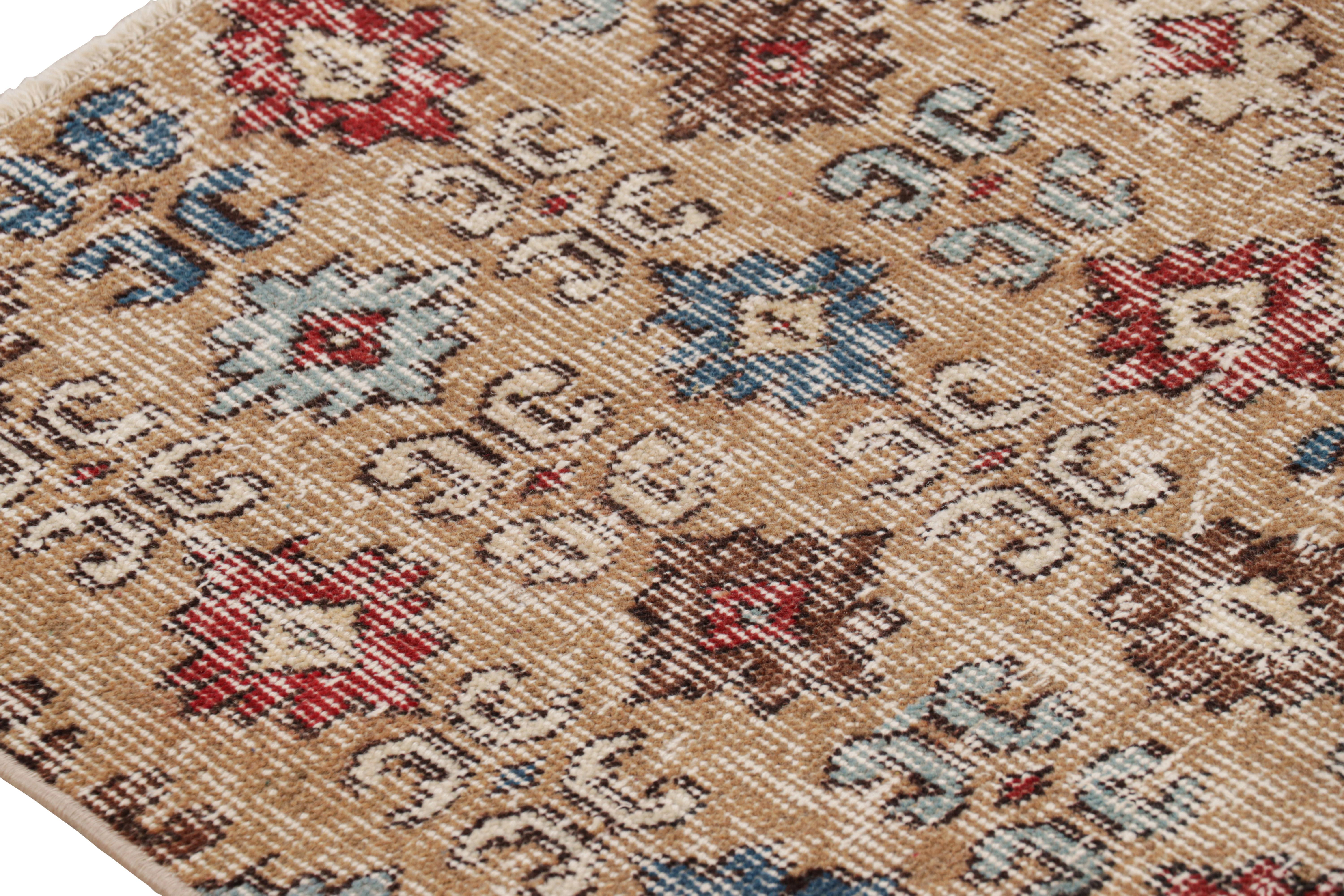 Vintage Zeki Múren Teppich in Brown mit buntem Blumenmuster von Rug & Kilim (Mitte 17. Jahrhundert) im Angebot