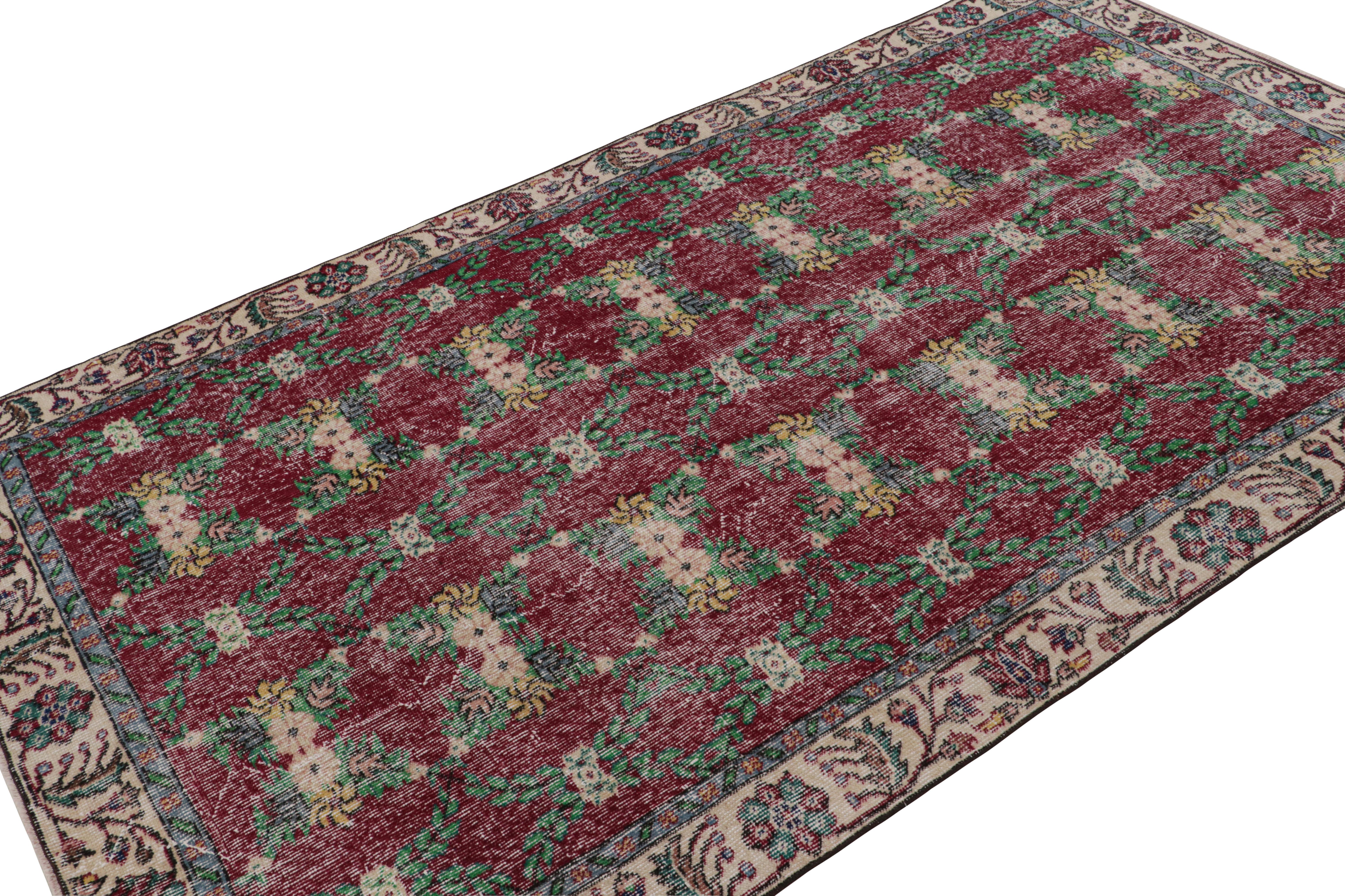 Dieser handgeknüpfte Wollteppich im Format 5x8 stammt aus der Türkei (ca. 1960-1970) und ist vermutlich ein Werk des türkischen Künstlers Zeki Muren. 

Über das Design:

Der Teppich ist in tealgrünen und burgunderroten Tönen gehalten, die florale