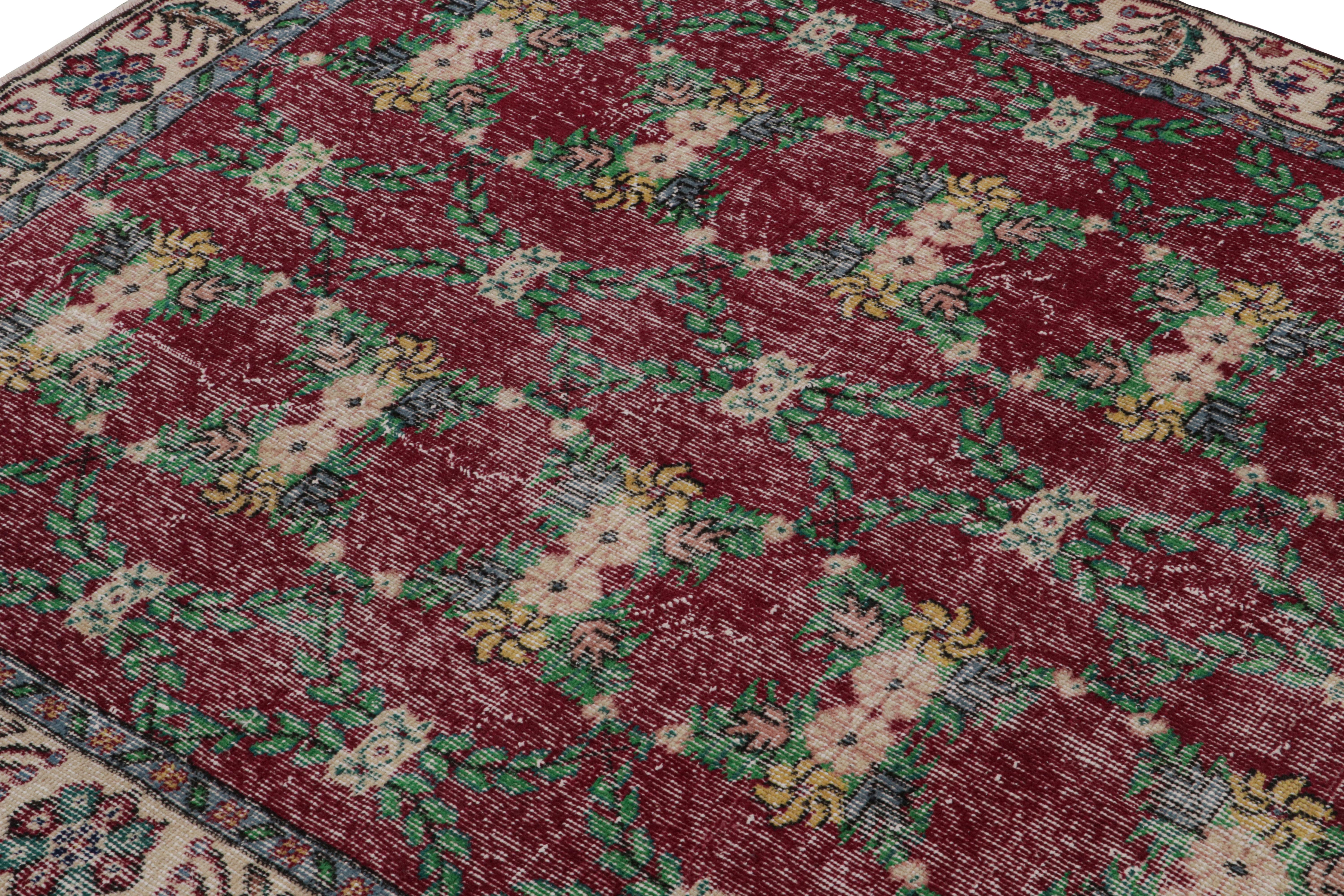 Vintage Zeki Müren Teppich in Burgund mit Teal Blumenmustern, von Rug & Kilim im Zustand „Gut“ im Angebot in Long Island City, NY