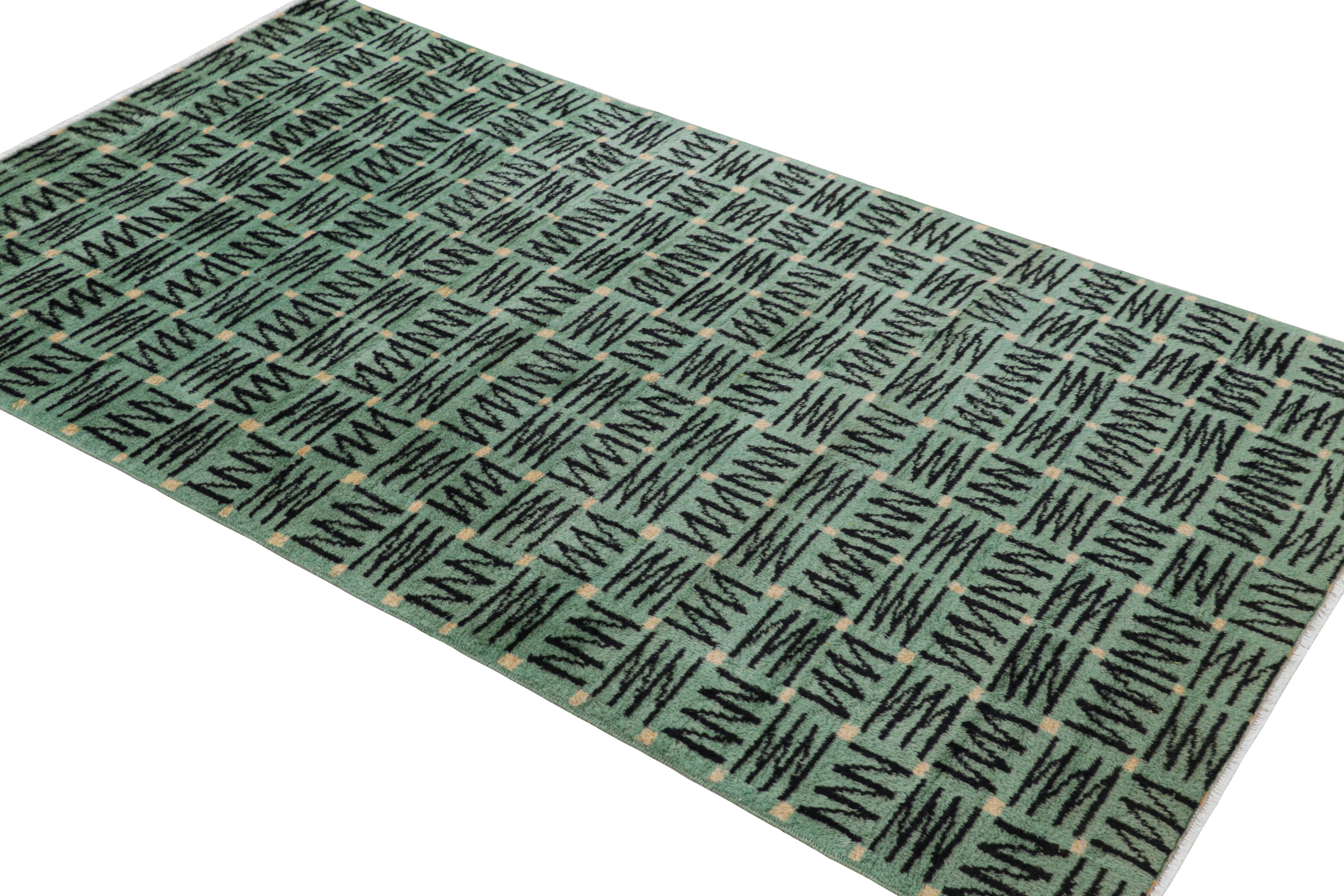 Noué à la main Tapis vintage Zeki Müren en céladon avec motifs géométriques noirs de Rug & Kilim en vente