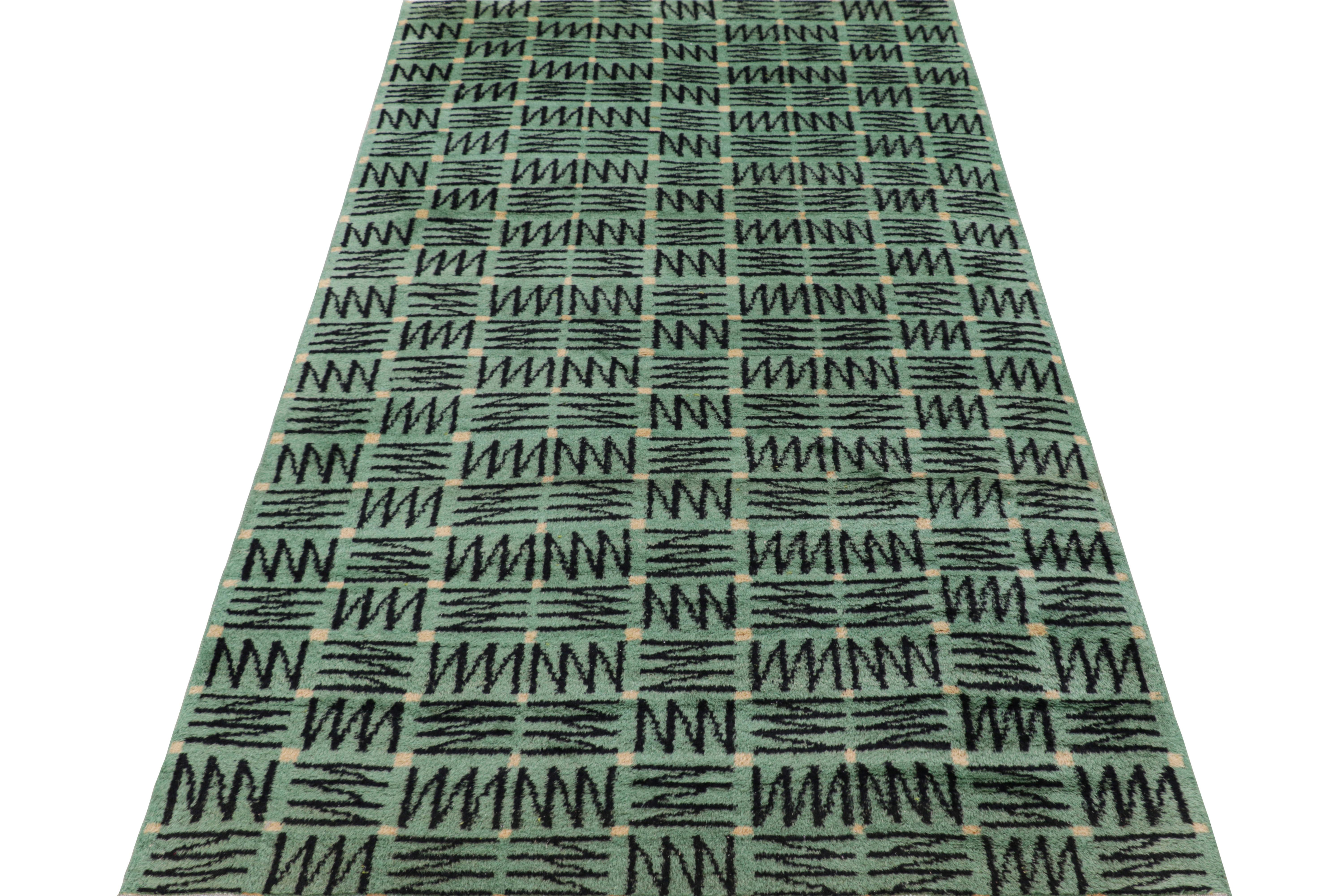 Tapis vintage Zeki Müren en céladon avec motifs géométriques noirs de Rug & Kilim Bon état - En vente à Long Island City, NY