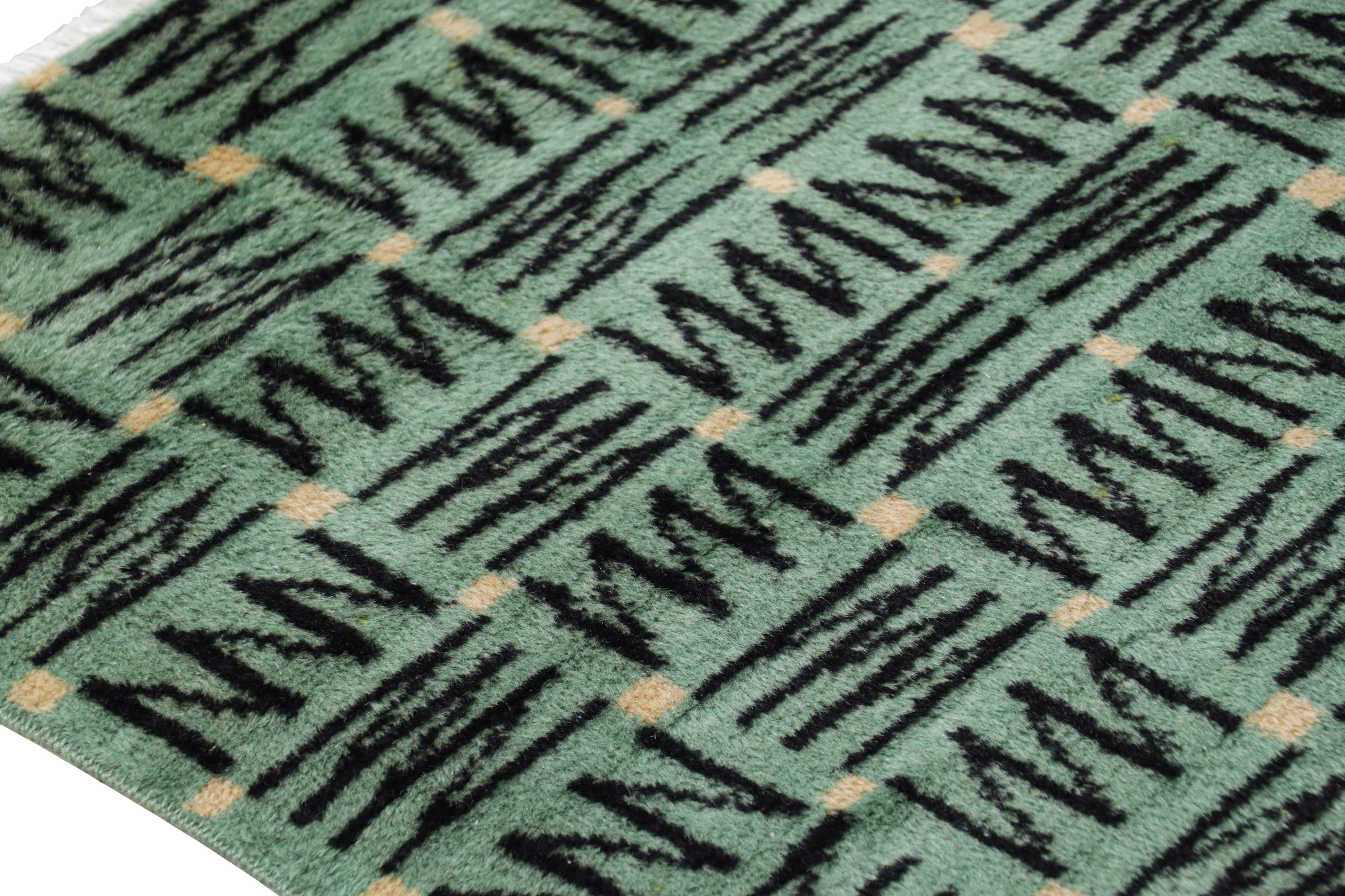 Milieu du XXe siècle Tapis vintage Zeki Müren en céladon avec motifs géométriques noirs de Rug & Kilim en vente