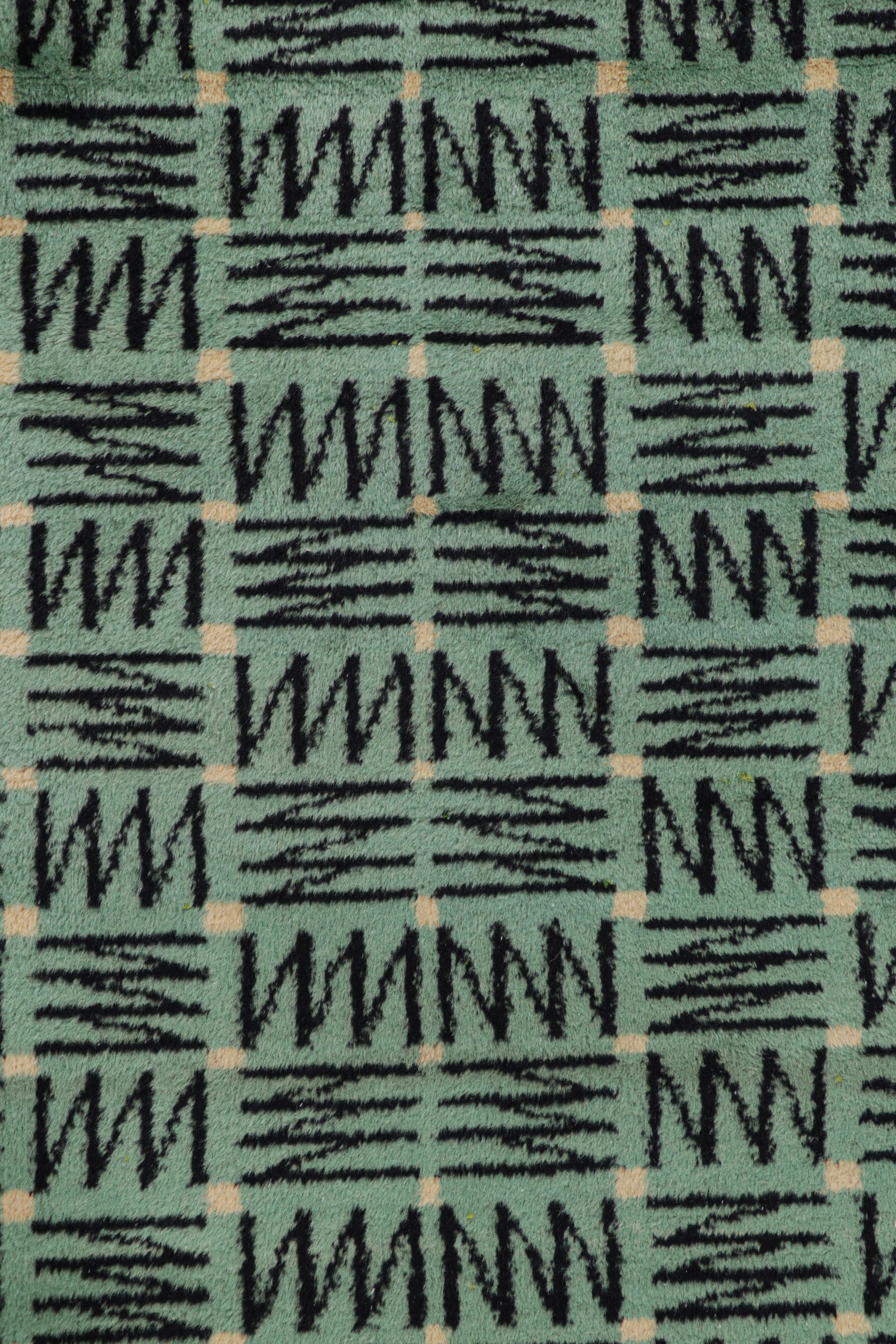 Laine Tapis vintage Zeki Müren en céladon avec motifs géométriques noirs de Rug & Kilim en vente