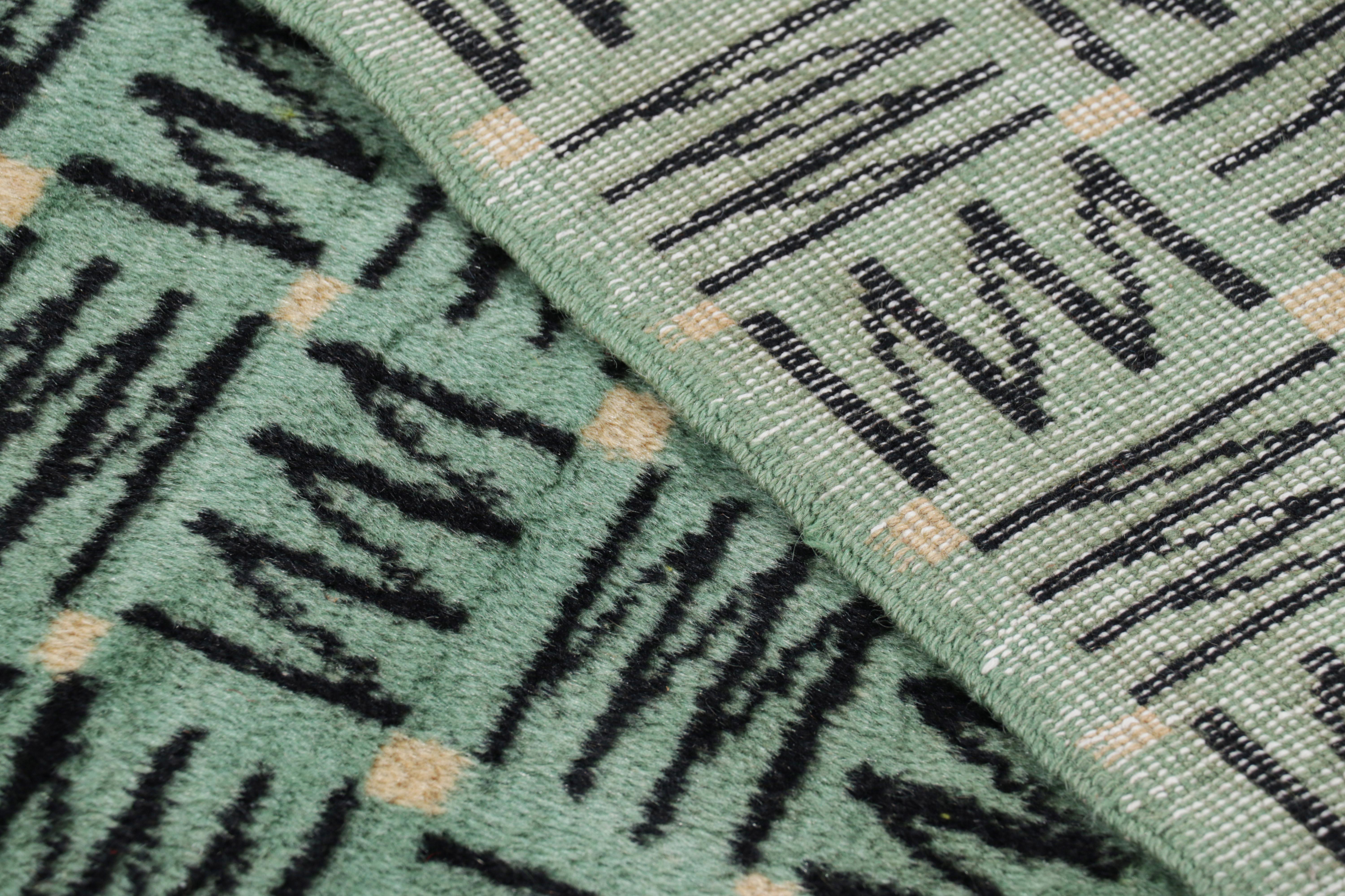Tapis vintage Zeki Müren en céladon avec motifs géométriques noirs de Rug & Kilim en vente 1