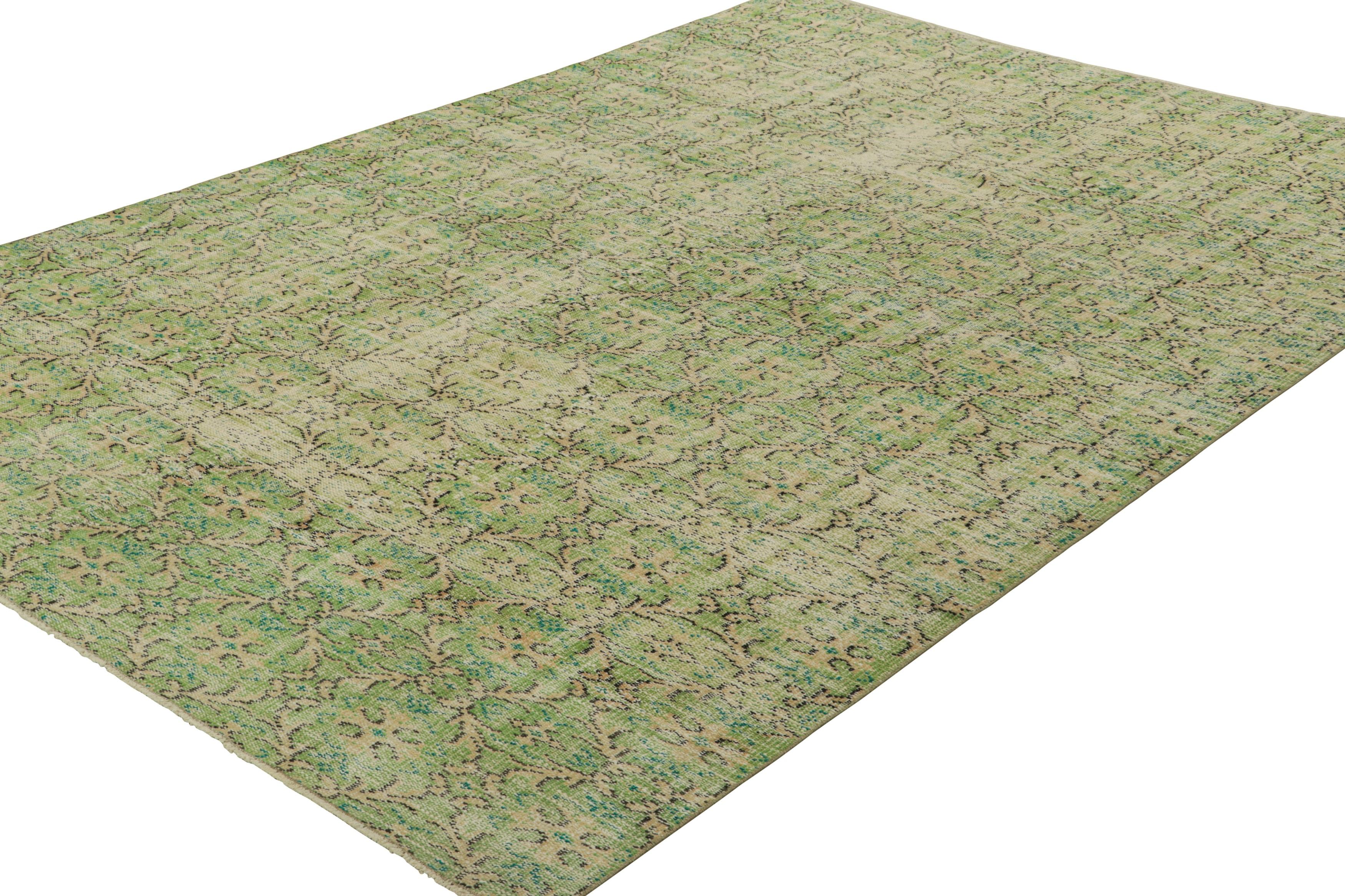 Vintage Zeki Müren Teppich in Chartreuse Grün mit floralen Mustern  Rug & Kilim (Handgeknüpft) im Angebot