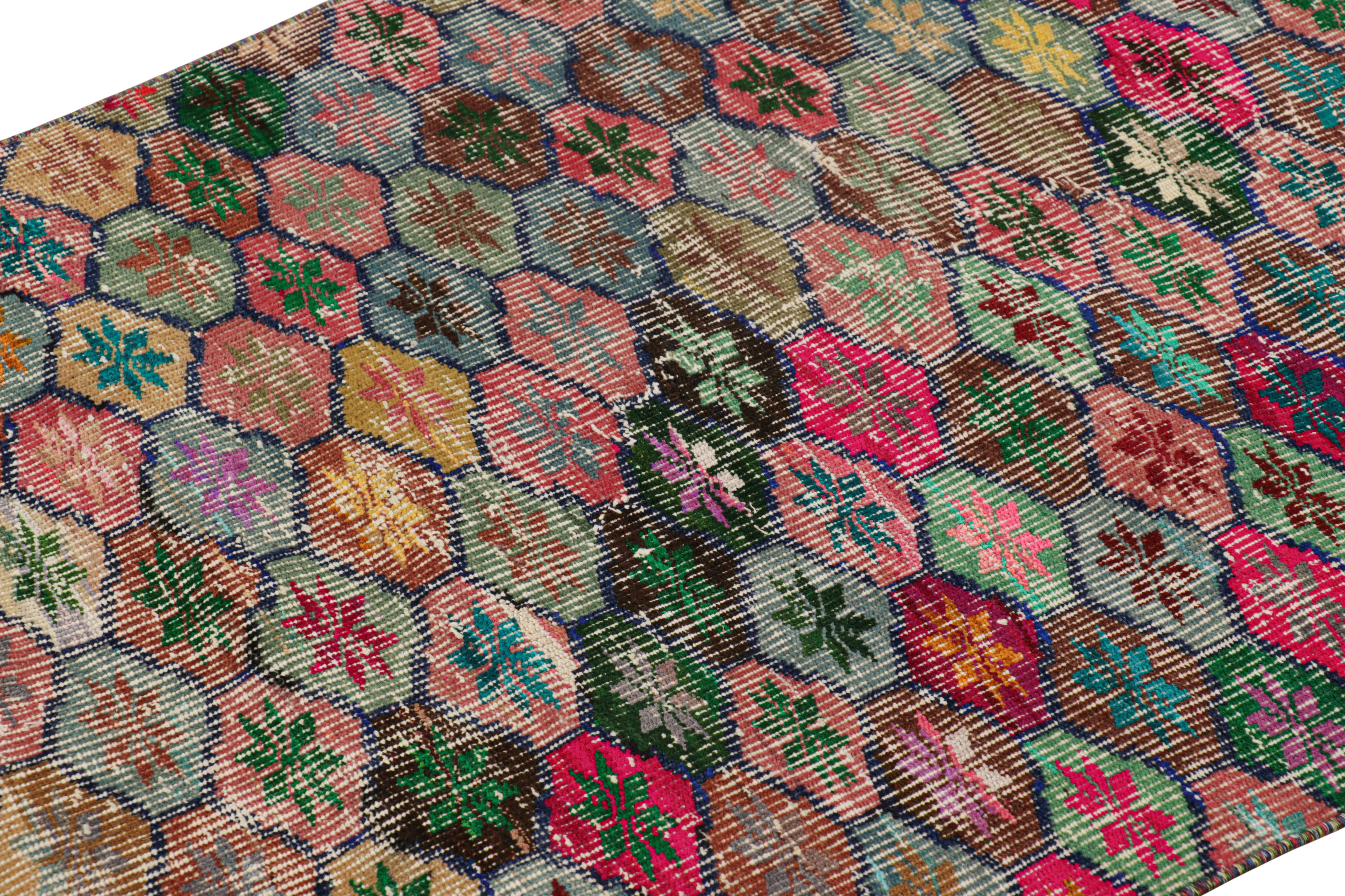 Dieser handgeknüpfte Wollteppich aus der Türkei (ca. 1960 - 1970) ist eine einzigartige Ergänzung der Rug & Kilim Collection'S. Er besticht durch seine breite Farbpalette und die floral-geometrischen Muster auf dem gesamten Feld. 

Über das Design: