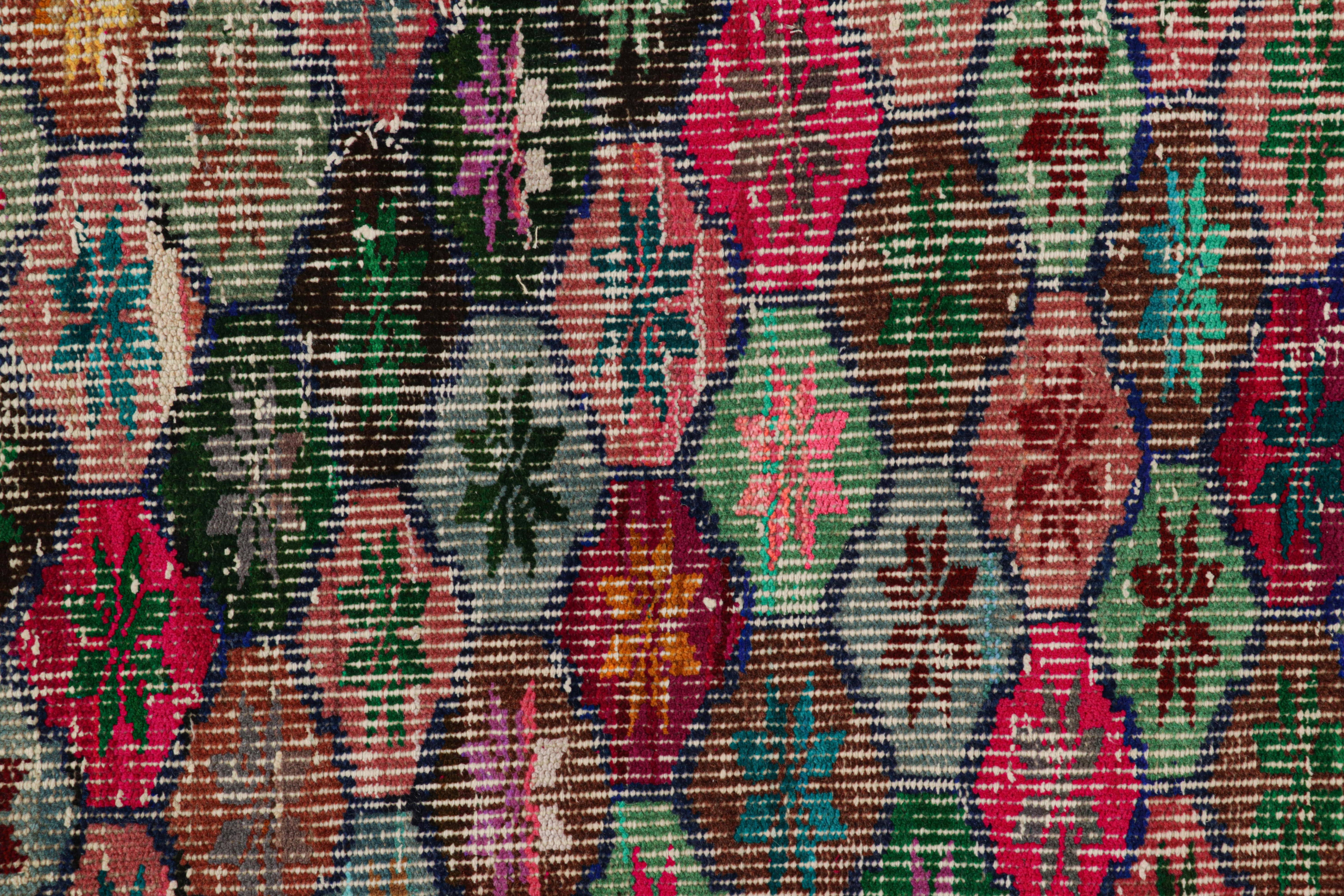 Vintage Zeki Müren Teppich mit bunten floralen und geometrischen Mustern von Rug & Kilim (Türkisch) im Angebot