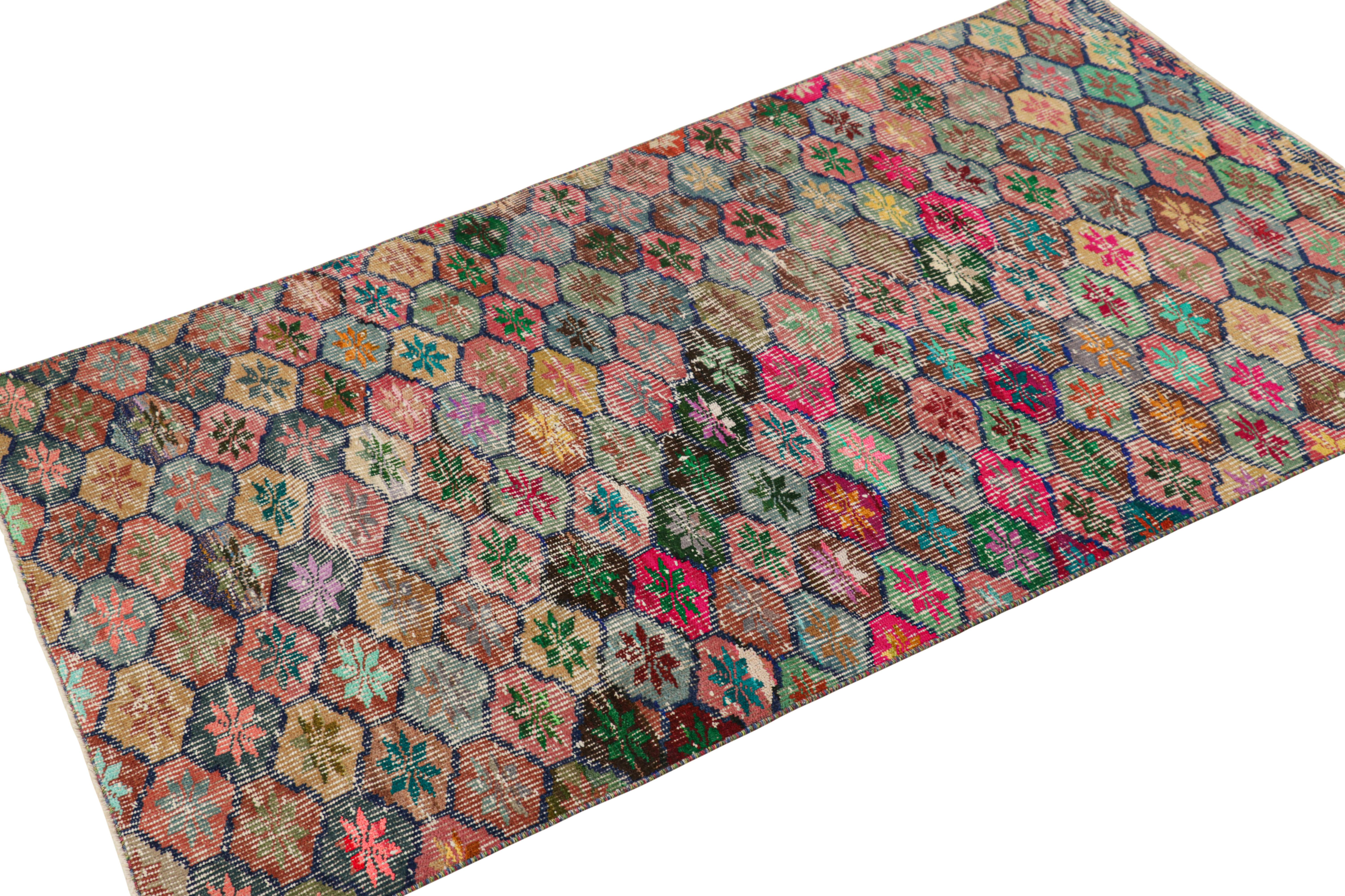 Vintage Zeki Müren Teppich mit bunten floralen und geometrischen Mustern von Rug & Kilim (Handgeknüpft) im Angebot