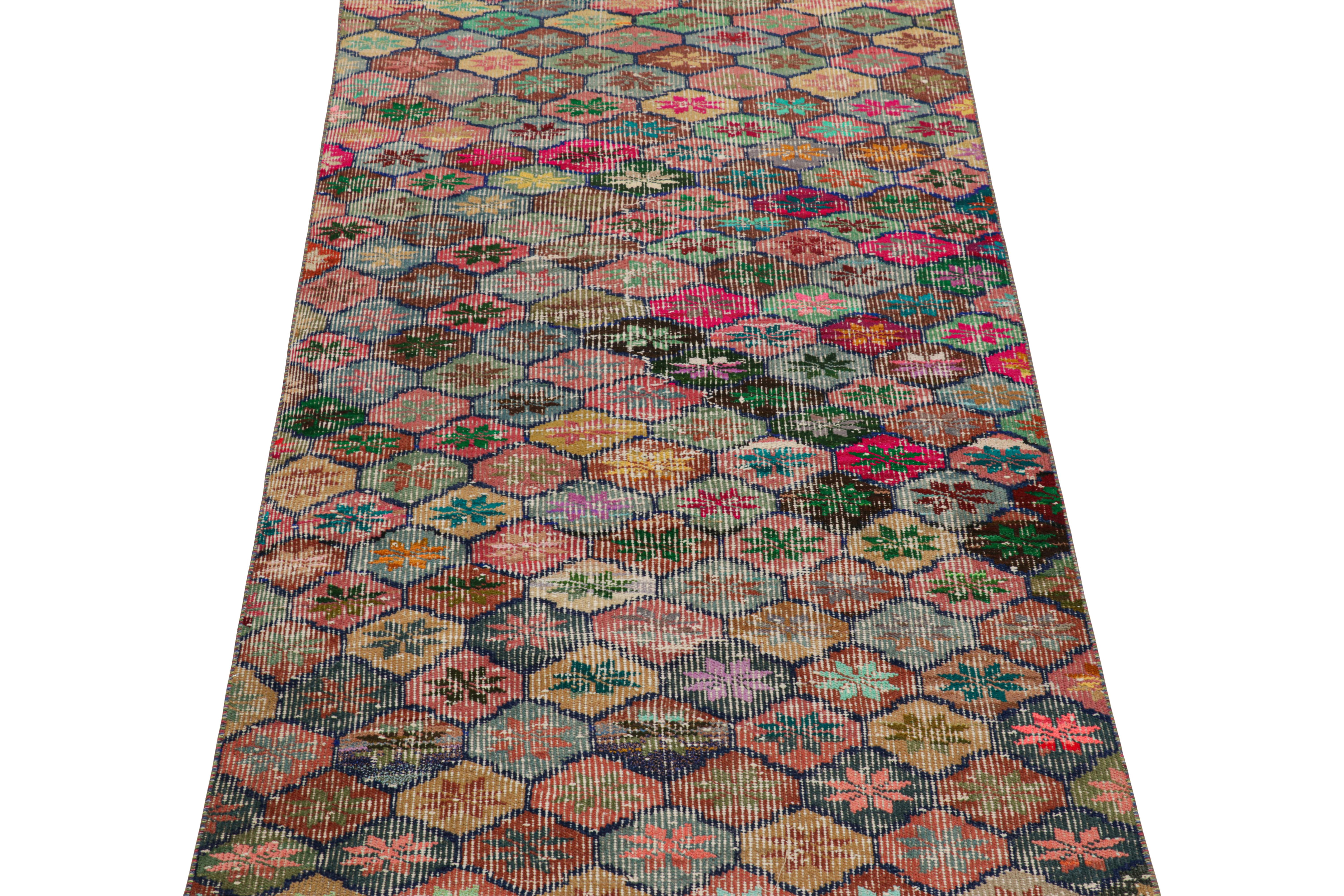 Vintage Zeki Müren Teppich mit bunten floralen und geometrischen Mustern von Rug & Kilim im Zustand „Gut“ im Angebot in Long Island City, NY