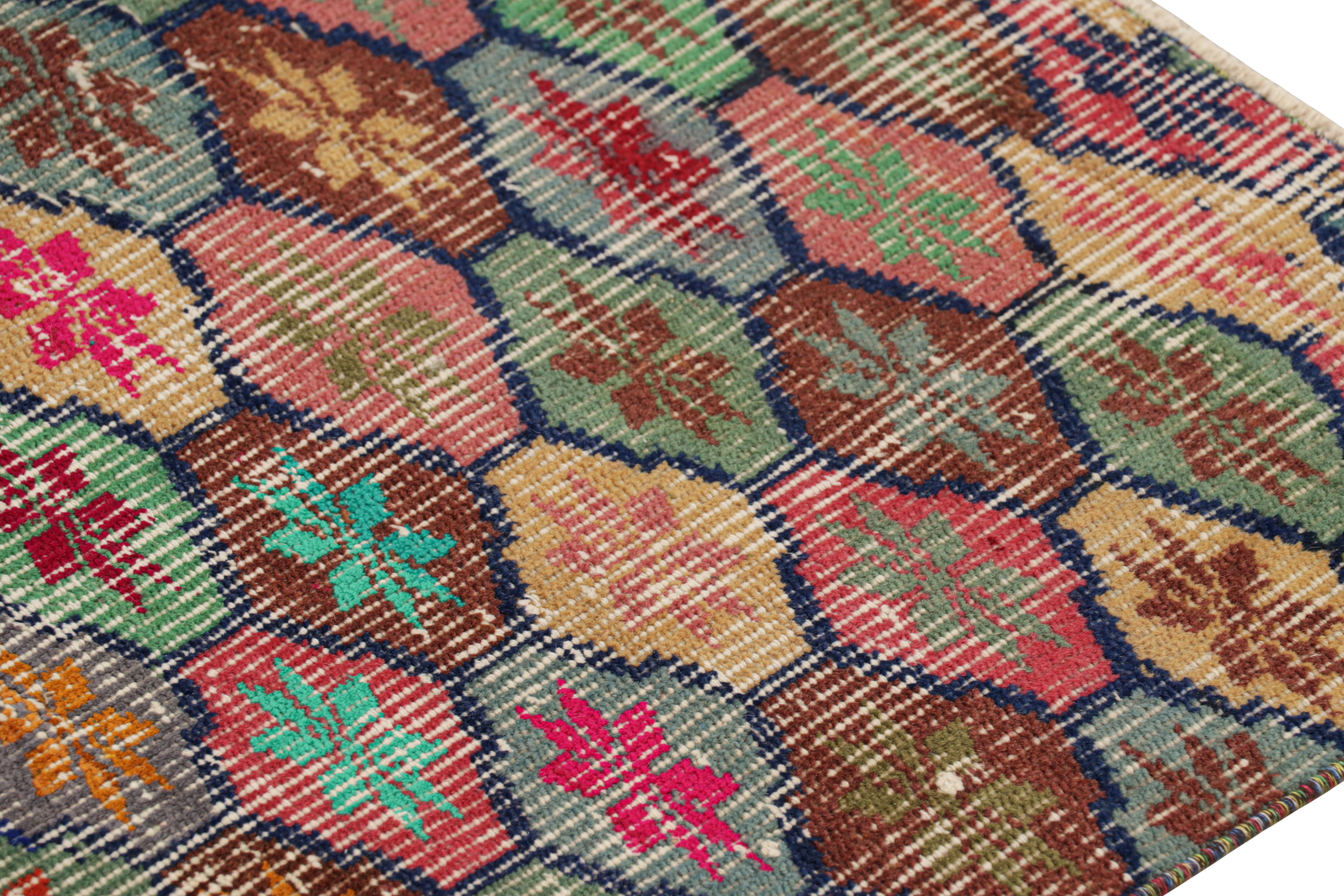 Vintage Zeki Müren Teppich mit bunten floralen und geometrischen Mustern von Rug & Kilim (Mitte des 20. Jahrhunderts) im Angebot