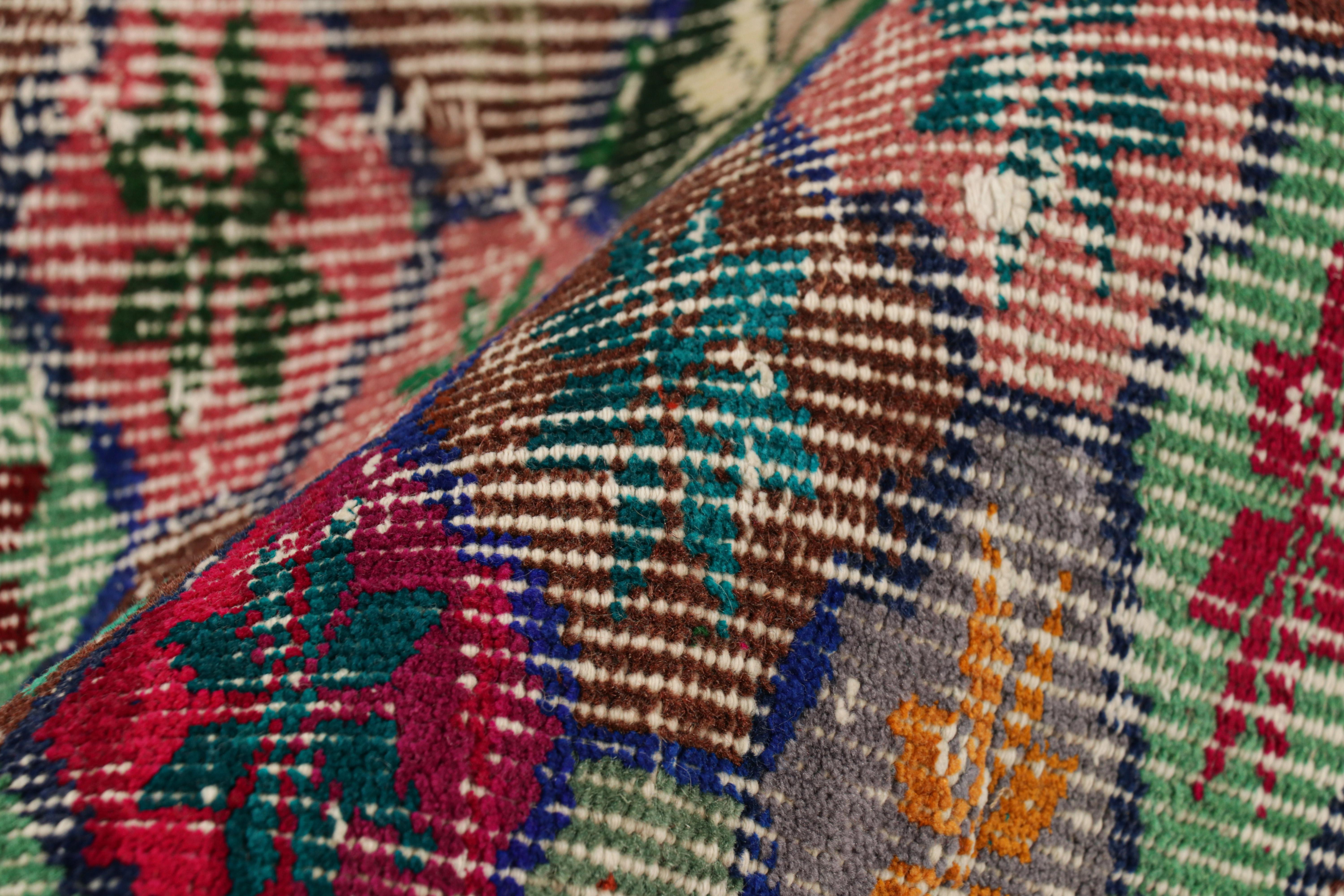 Vintage Zeki Müren Teppich mit bunten floralen und geometrischen Mustern von Rug & Kilim (Wolle) im Angebot