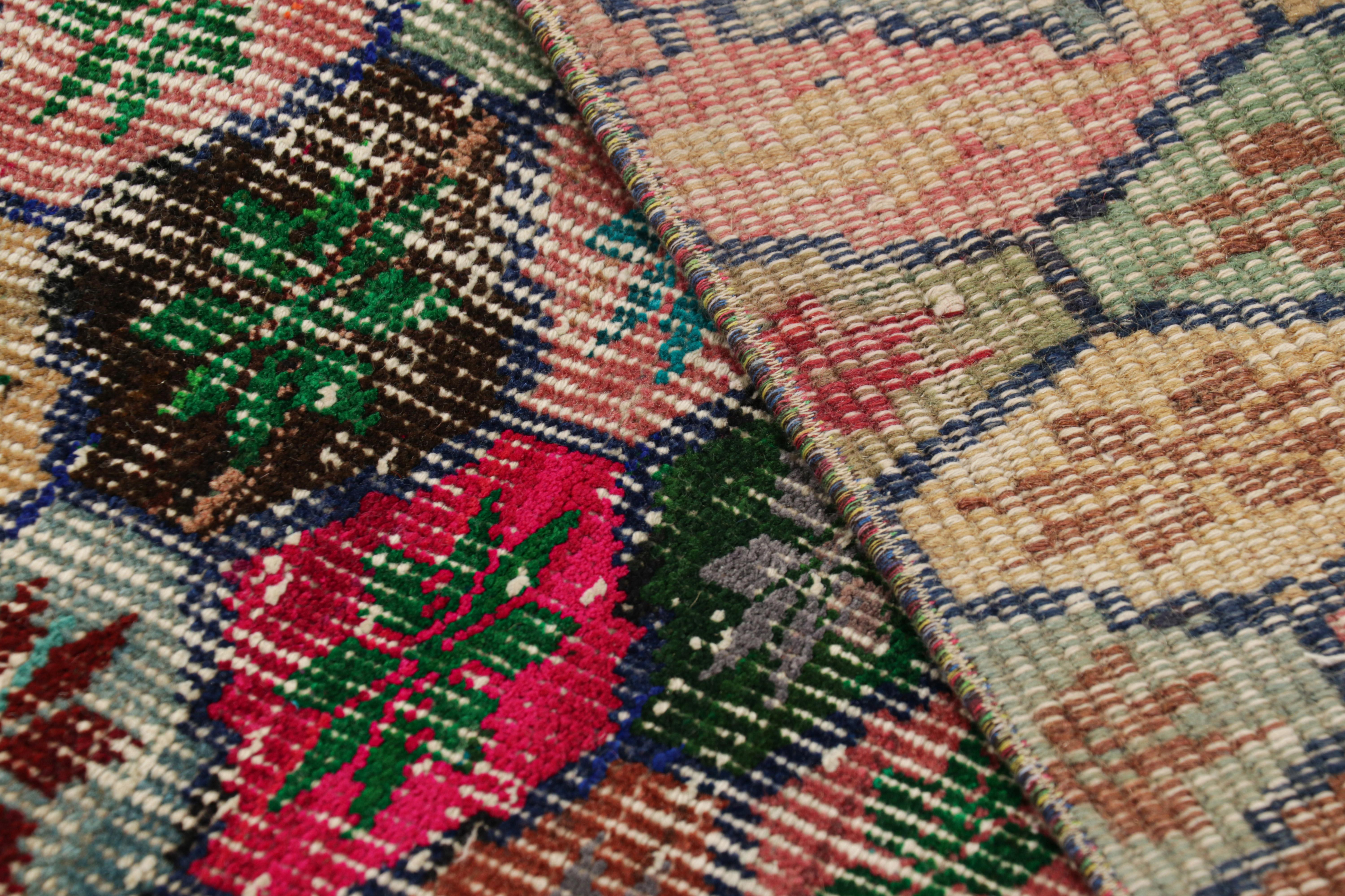 Vintage Zeki Müren Teppich mit bunten floralen und geometrischen Mustern von Rug & Kilim im Angebot 1