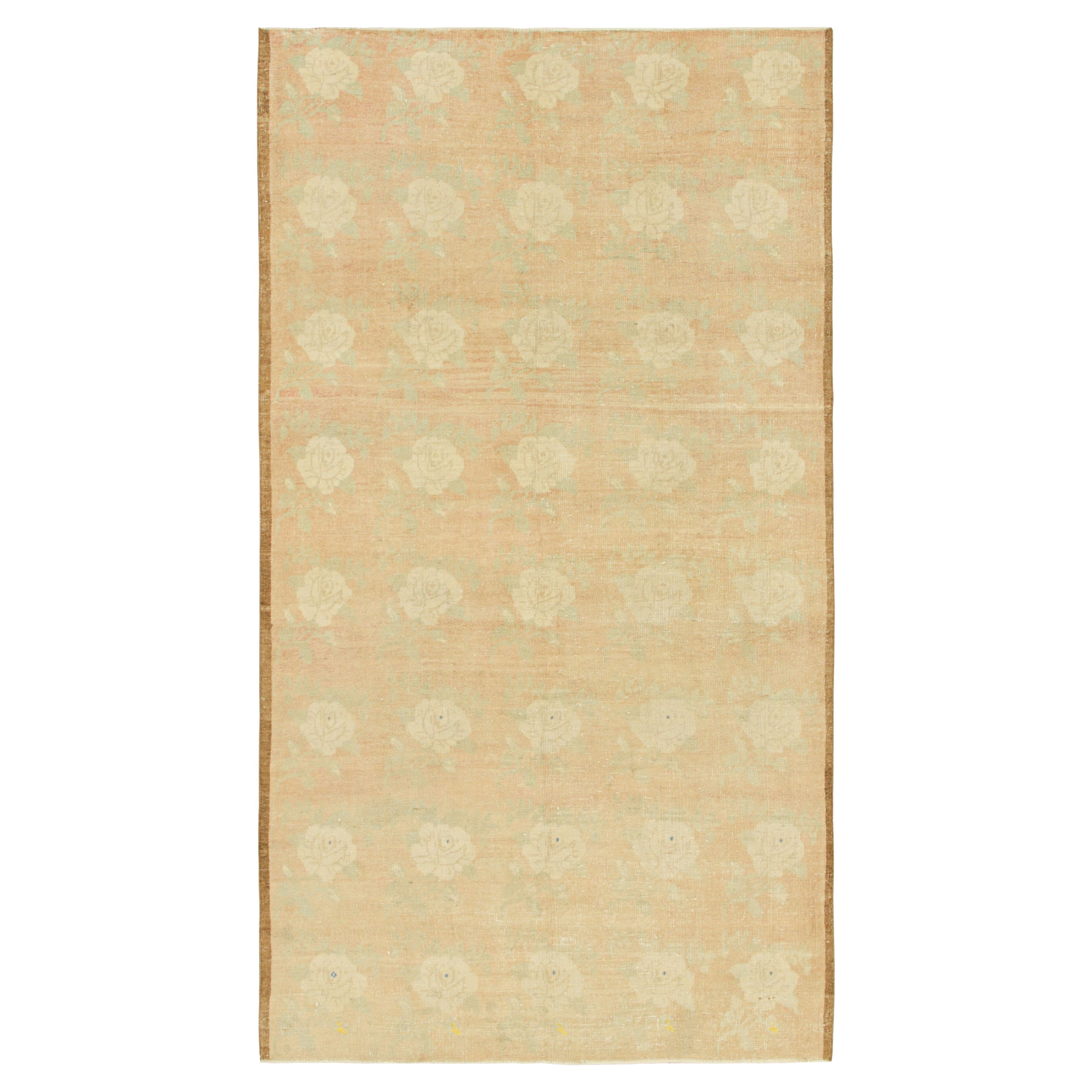 Alfombra vintage Zeki Müren con motivos florales en crema y beige, de Rug & Kilim