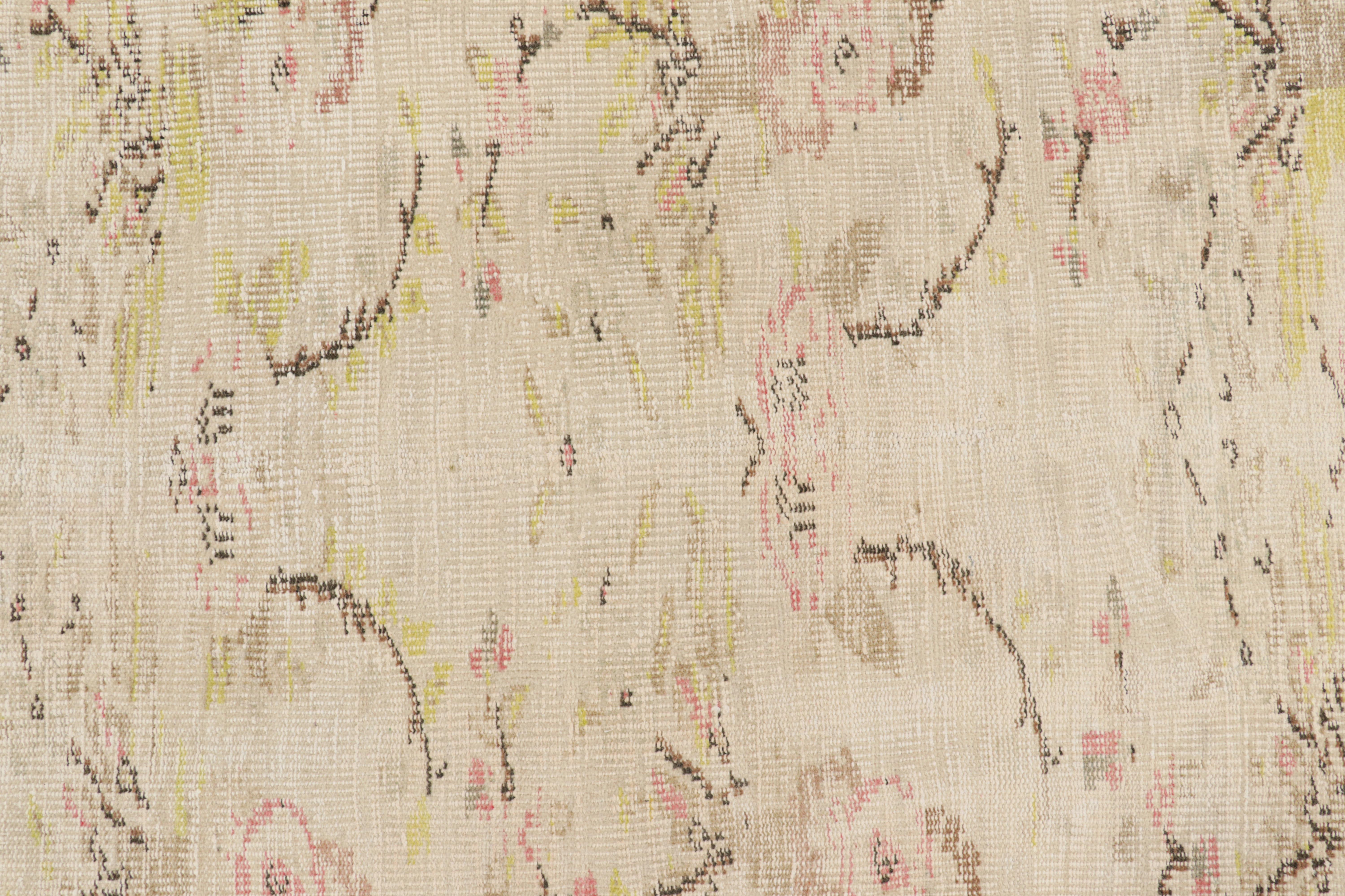 Turco Tappeto Zeki Müren vintage in crema e beige, con motivi floreali da Rug & Kilim in vendita