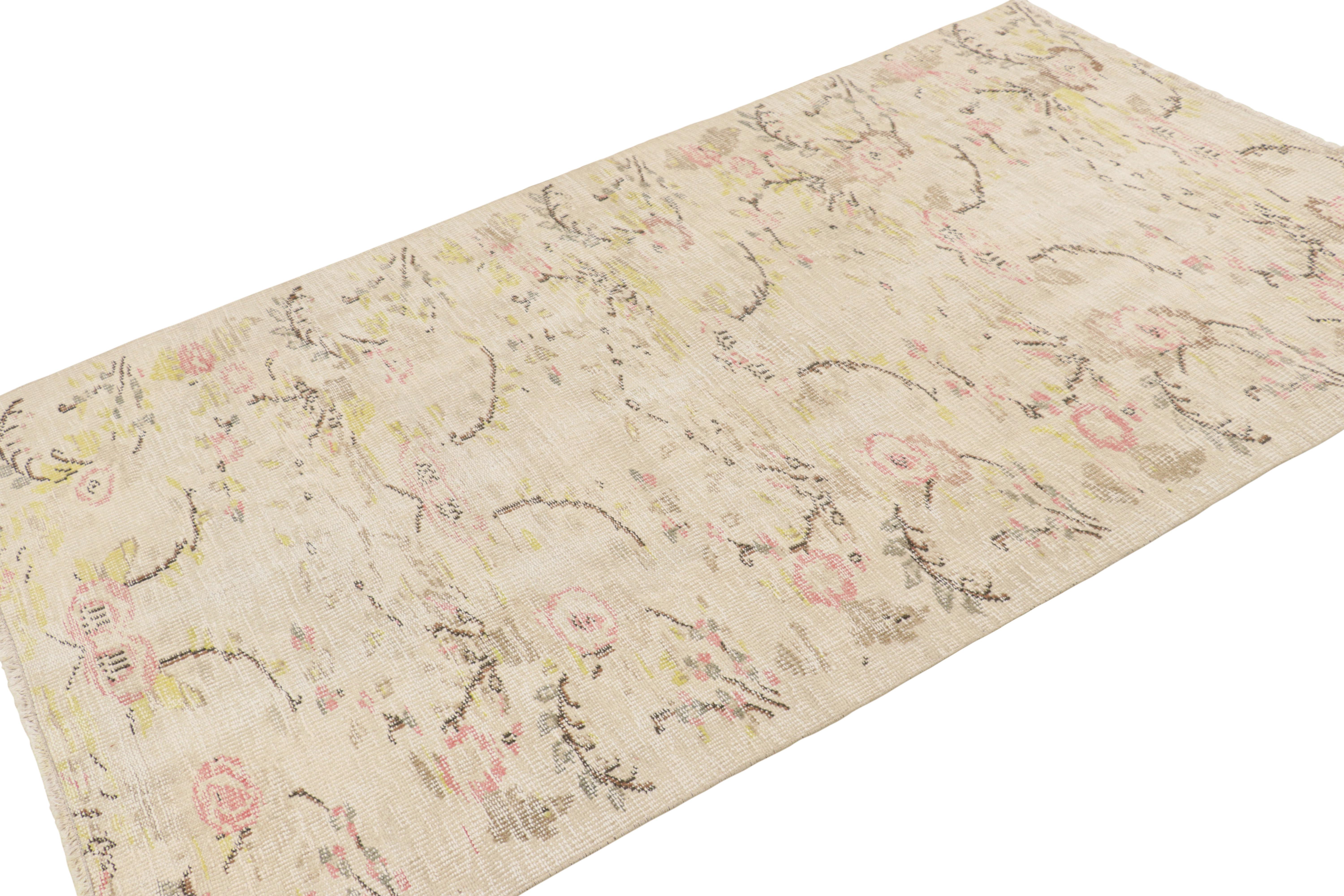 Annodato a mano Tappeto Zeki Müren vintage in crema e beige, con motivi floreali da Rug & Kilim in vendita