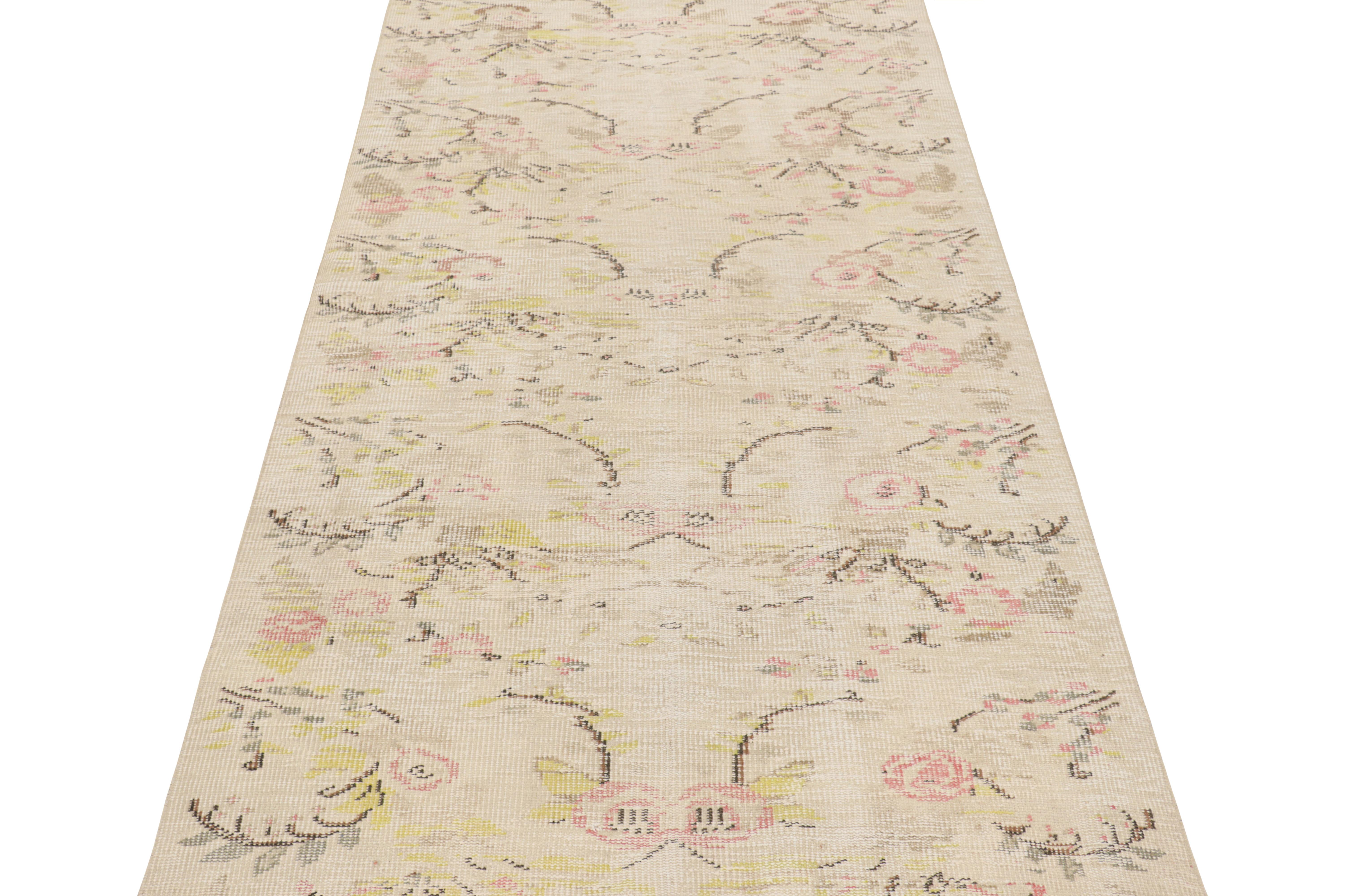 Tappeto Zeki Müren vintage in crema e beige, con motivi floreali da Rug & Kilim In condizioni buone in vendita a Long Island City, NY