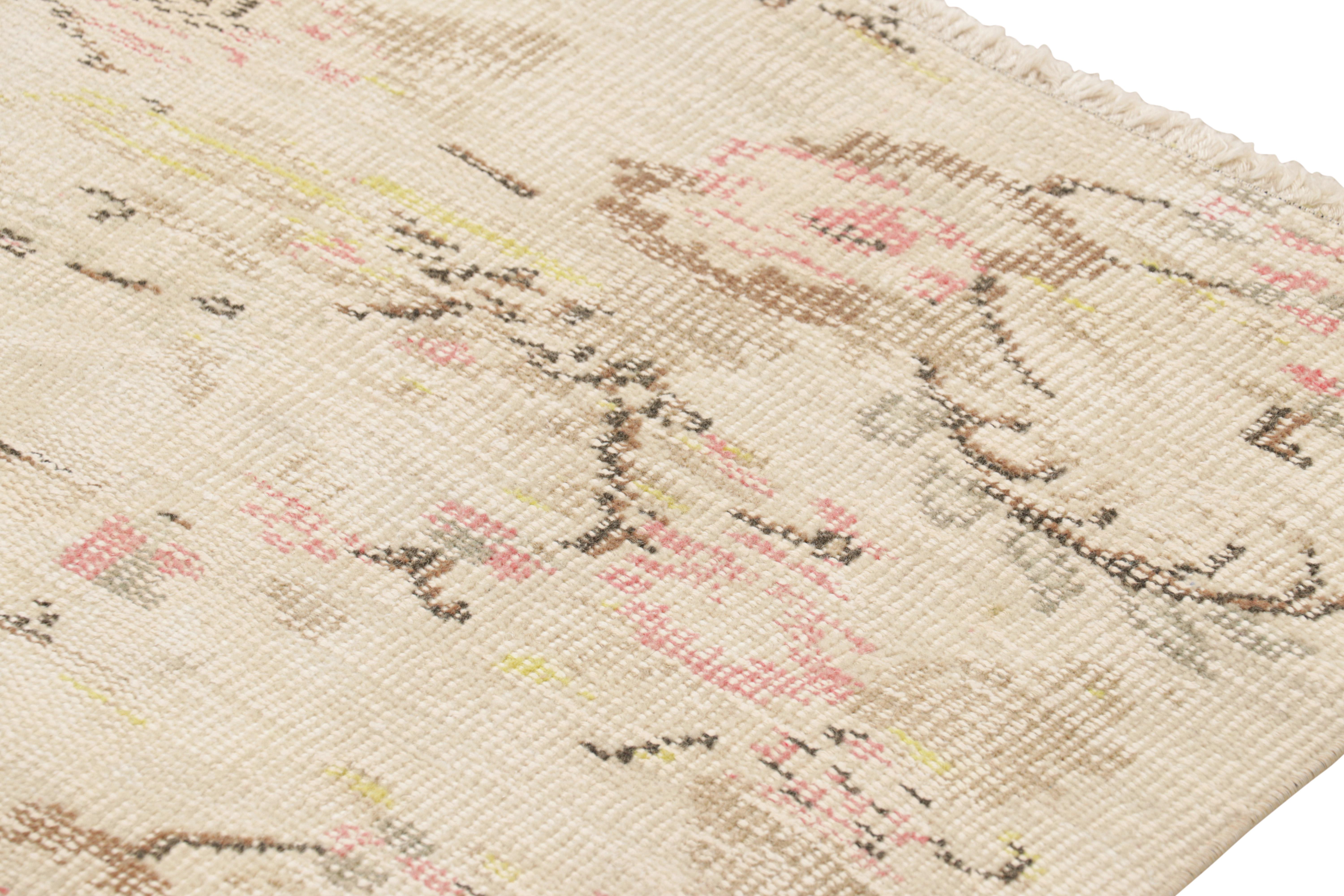 Metà XX secolo Tappeto Zeki Müren vintage in crema e beige, con motivi floreali da Rug & Kilim in vendita