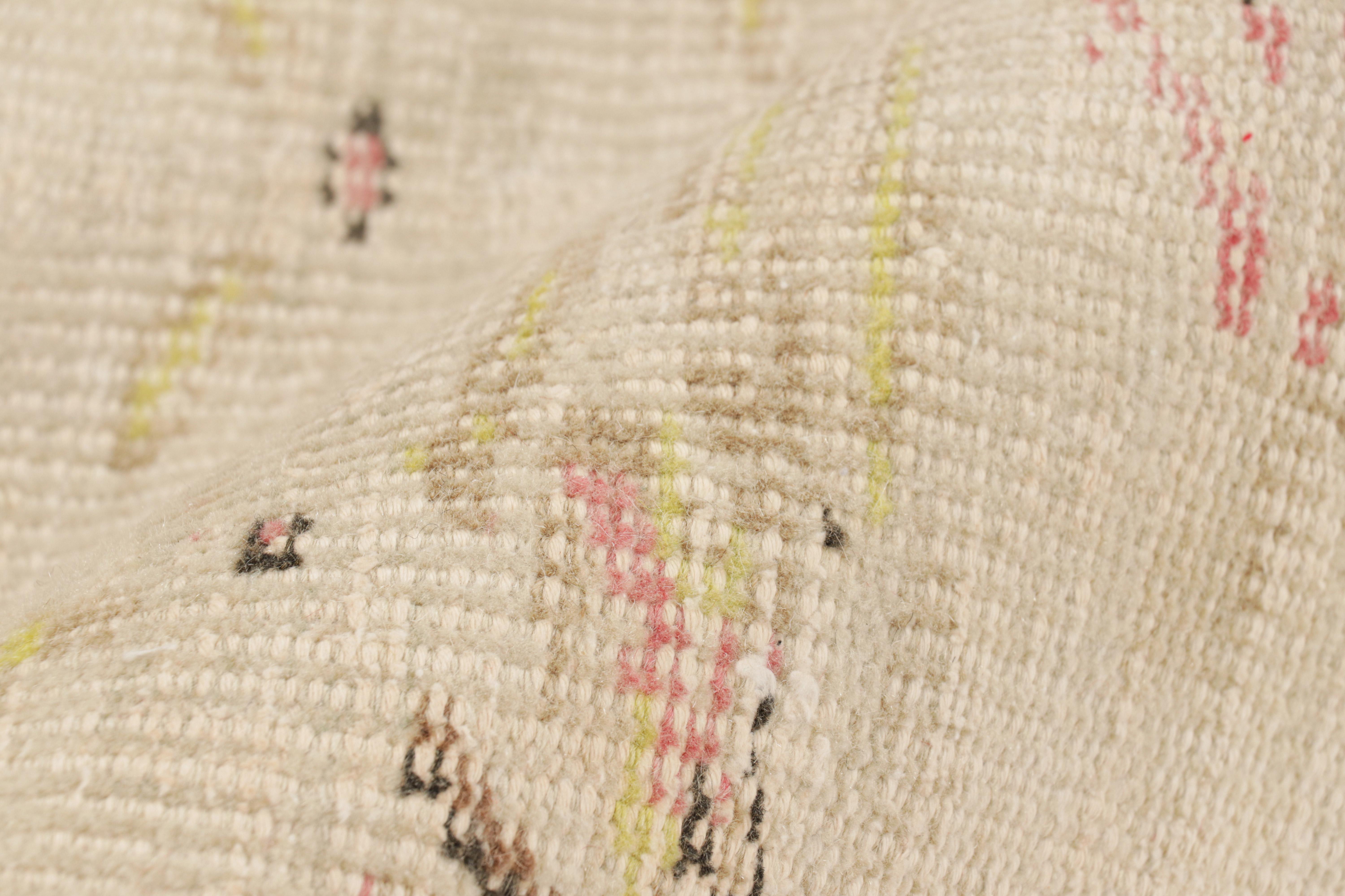 Lana Tappeto Zeki Müren vintage in crema e beige, con motivi floreali da Rug & Kilim in vendita